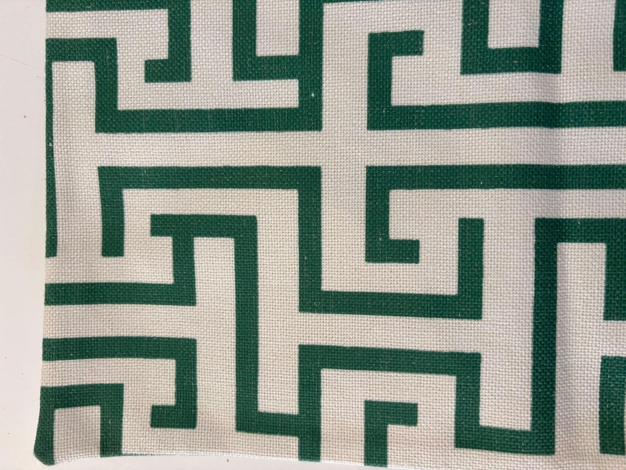 Americano Custom Green and White Ming Trail Decorative Linen Throw Pillow Cover in vendita