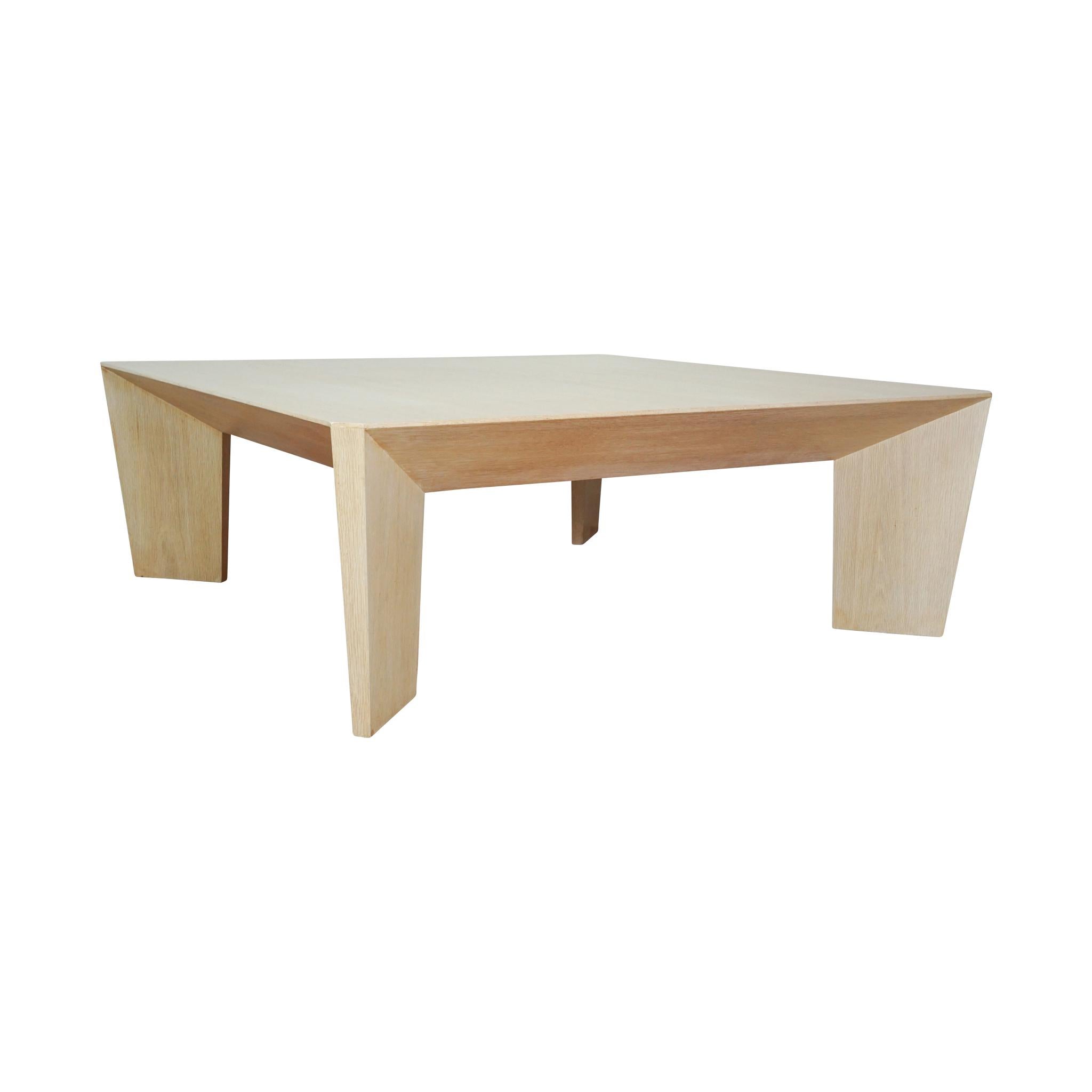 Tavolo da cocktail dinamico con base diagonale a più lati. In rovere cerato chiaro. 

Tempi di consegna: 8-10 settimane

larghezza: 48
