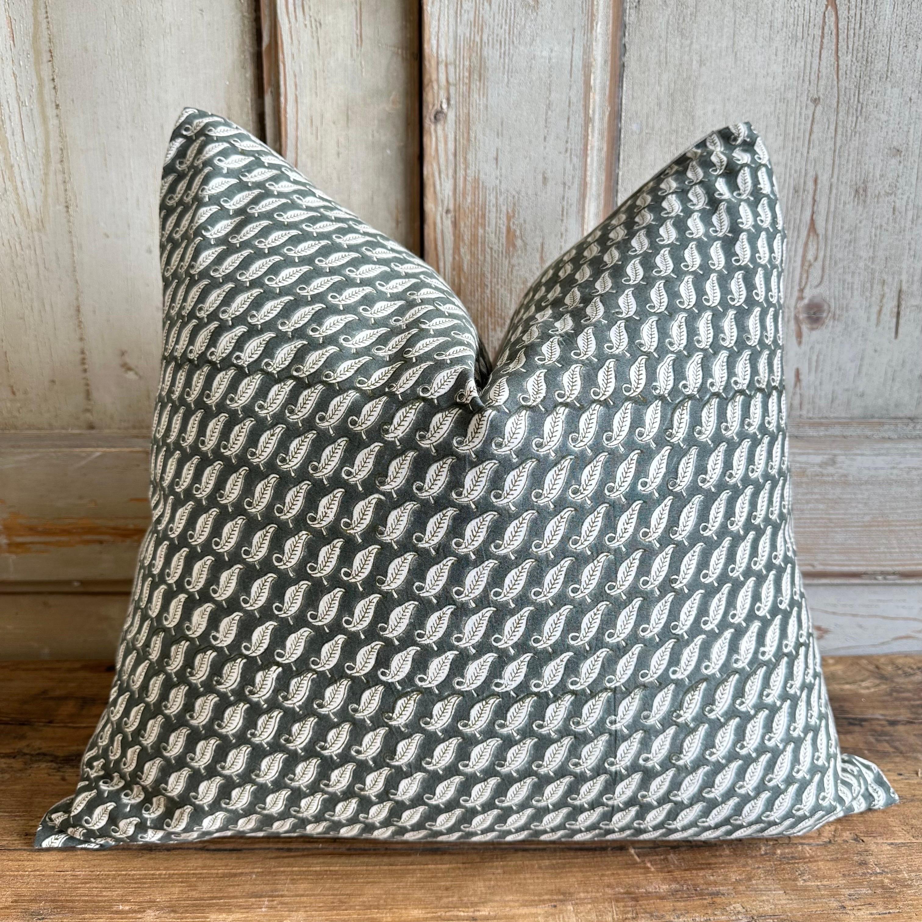 Oreiller en lin et coton imprimé à la main, avec insert en plumes de duvet.
Taille : 22x22
Couleur : un bleu-gris profond, avec un motif de feuilles blanches, le dos est en lin naturel solide, avec une fermeture à glissière cachée.
Lavage en machine