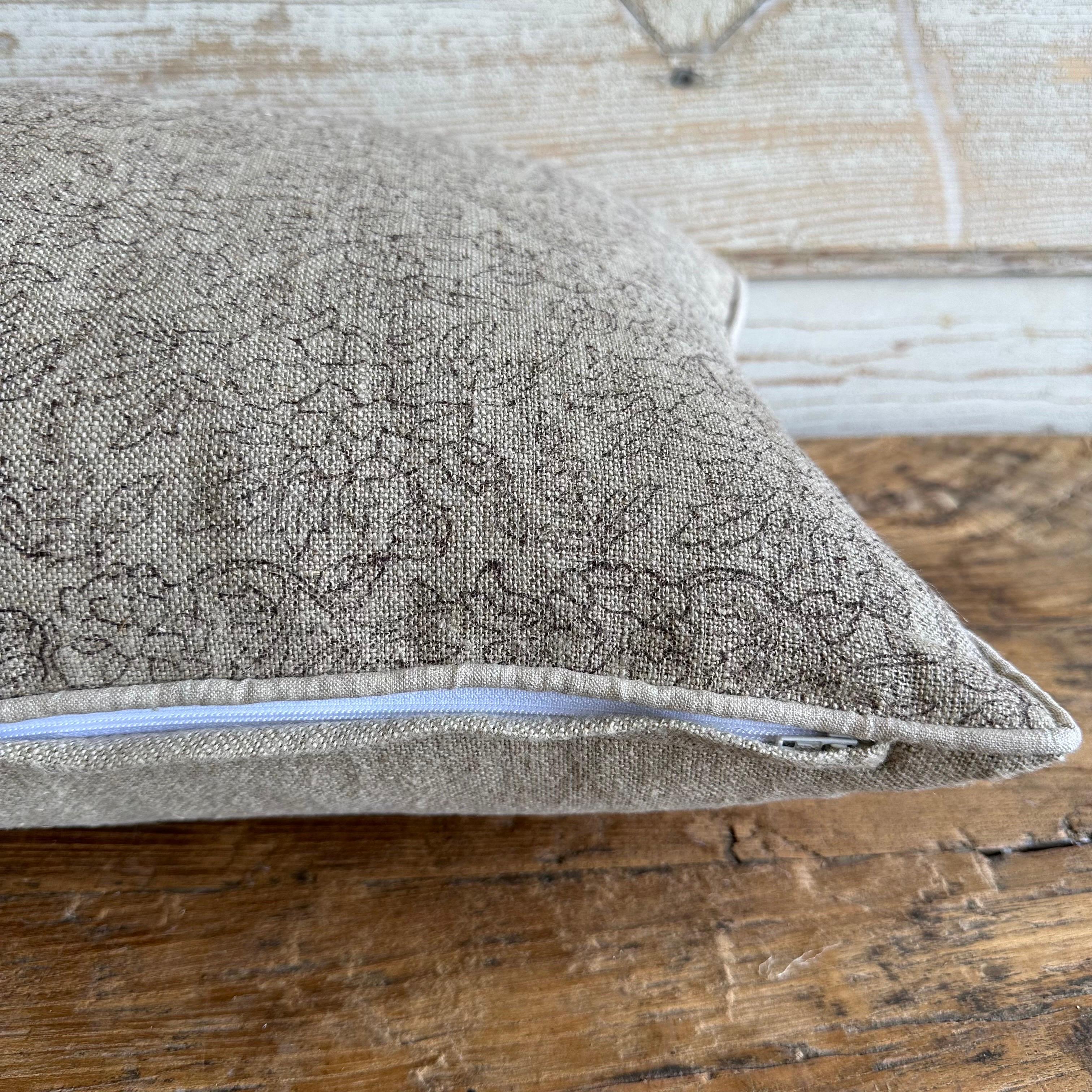 Indien Coussin lombaire long Marceline Noir bloqué à la main sur lin naturel en vente