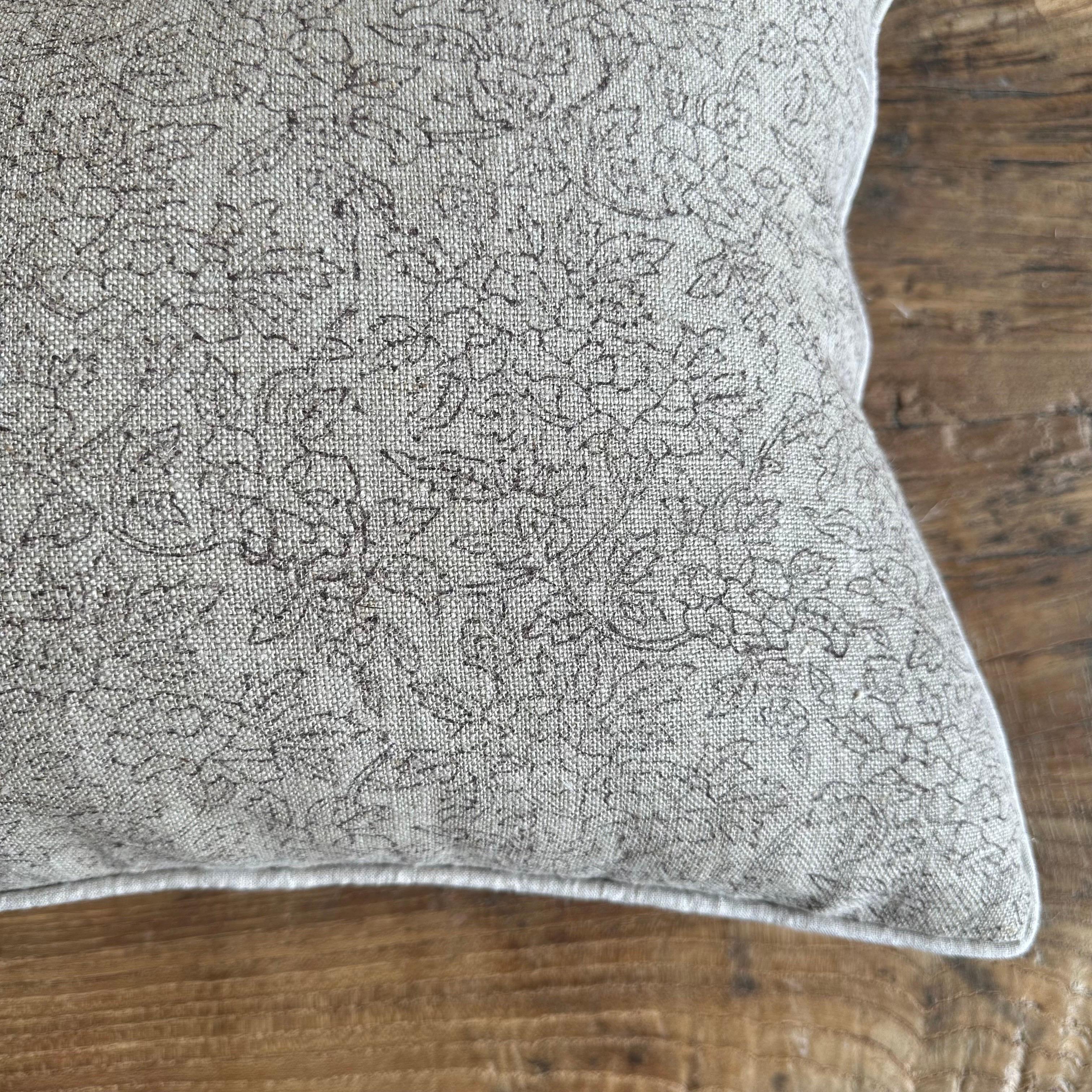 Coussin lombaire long Marceline Noir bloqué à la main sur lin naturel Neuf - En vente à Old Town Orange, CA