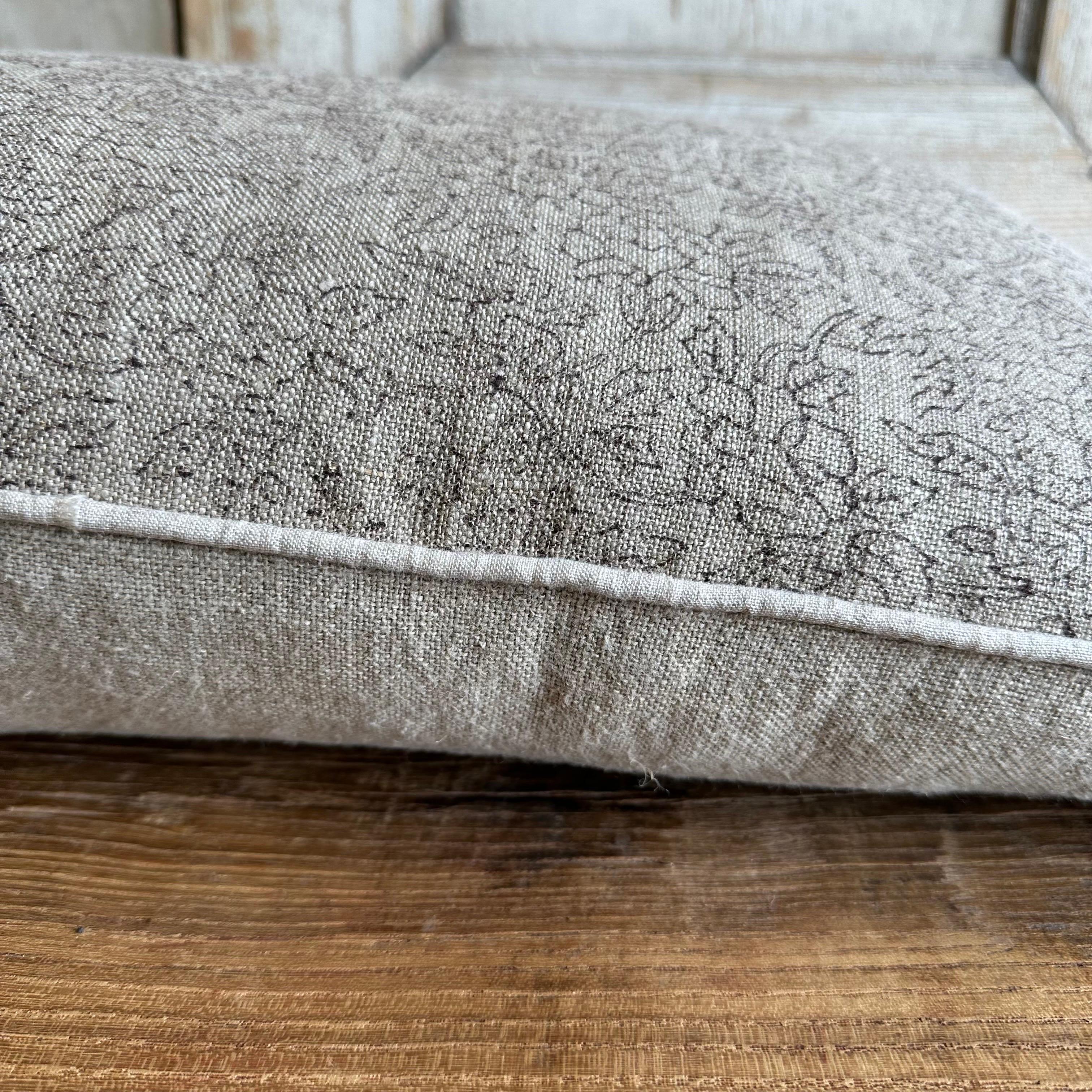 XXIe siècle et contemporain Coussin lombaire long Marceline Noir bloqué à la main sur lin naturel en vente
