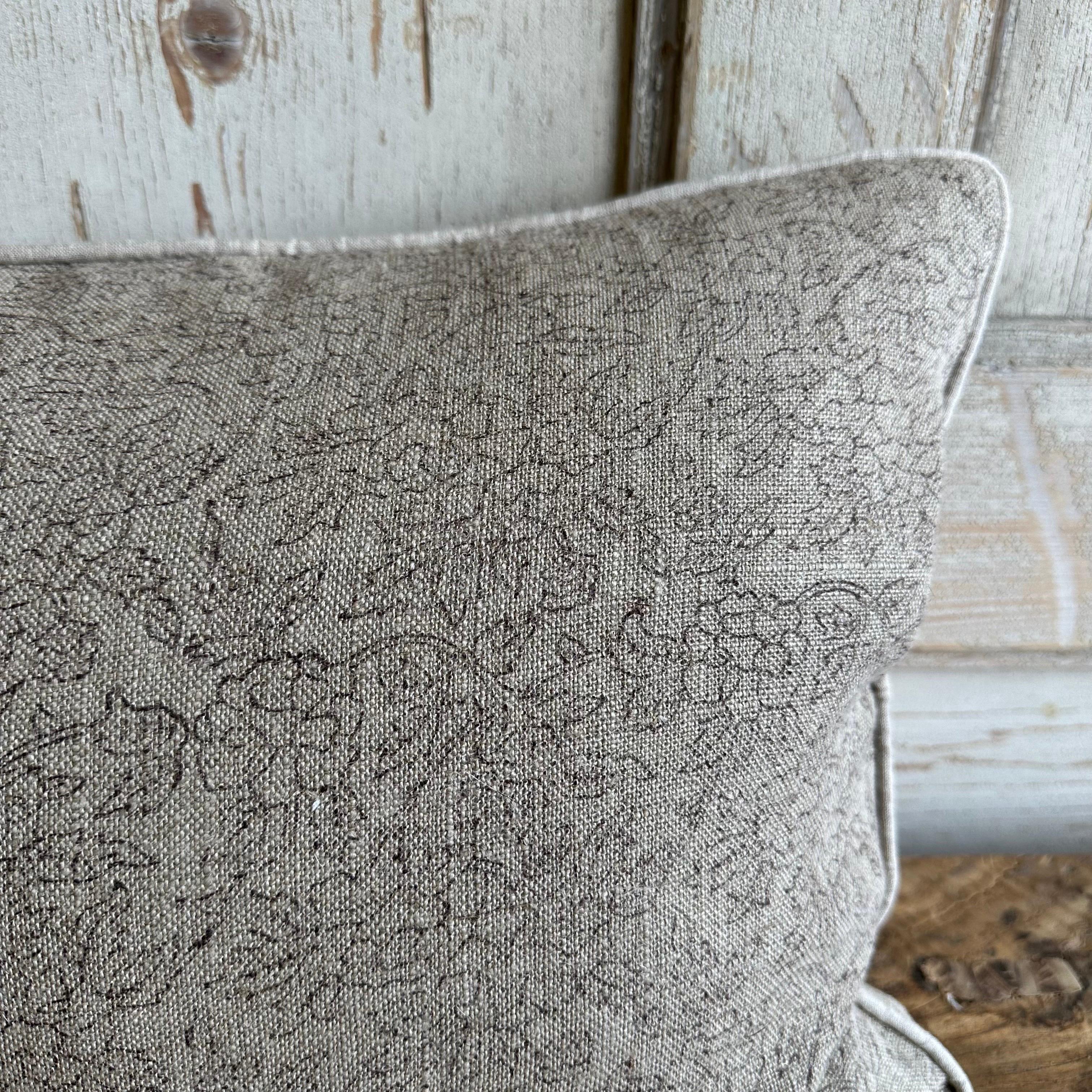 Lin Coussin lombaire long Marceline Noir bloqué à la main sur lin naturel en vente