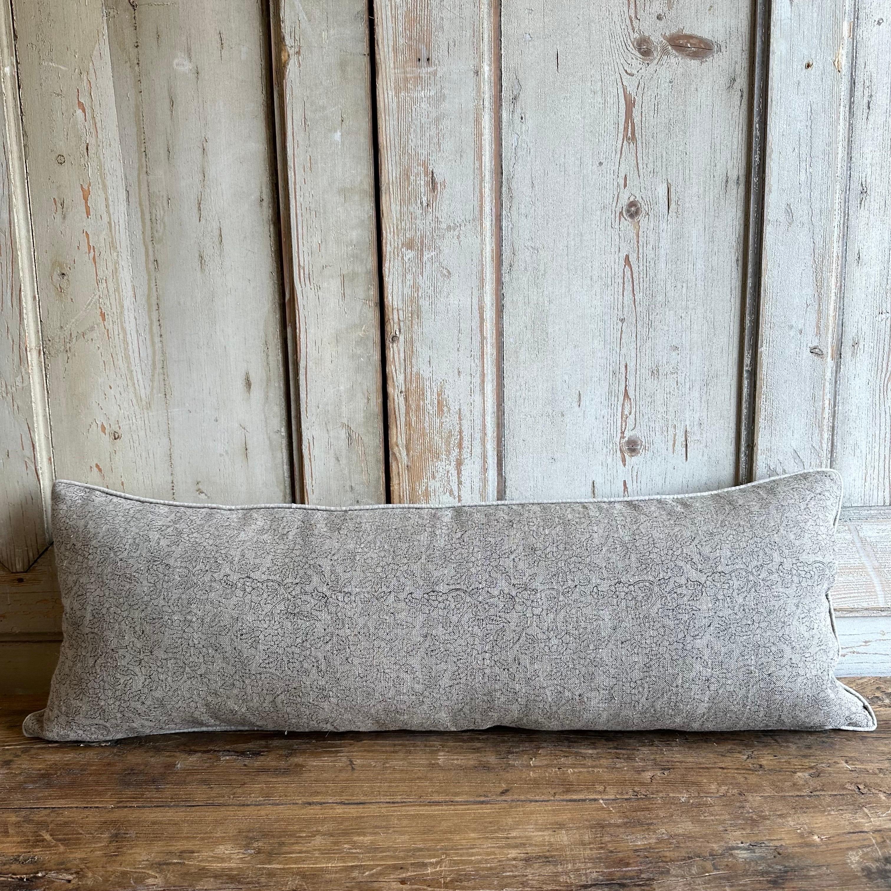 Coussin lombaire long Marceline Noir bloqué à la main sur lin naturel en vente 1
