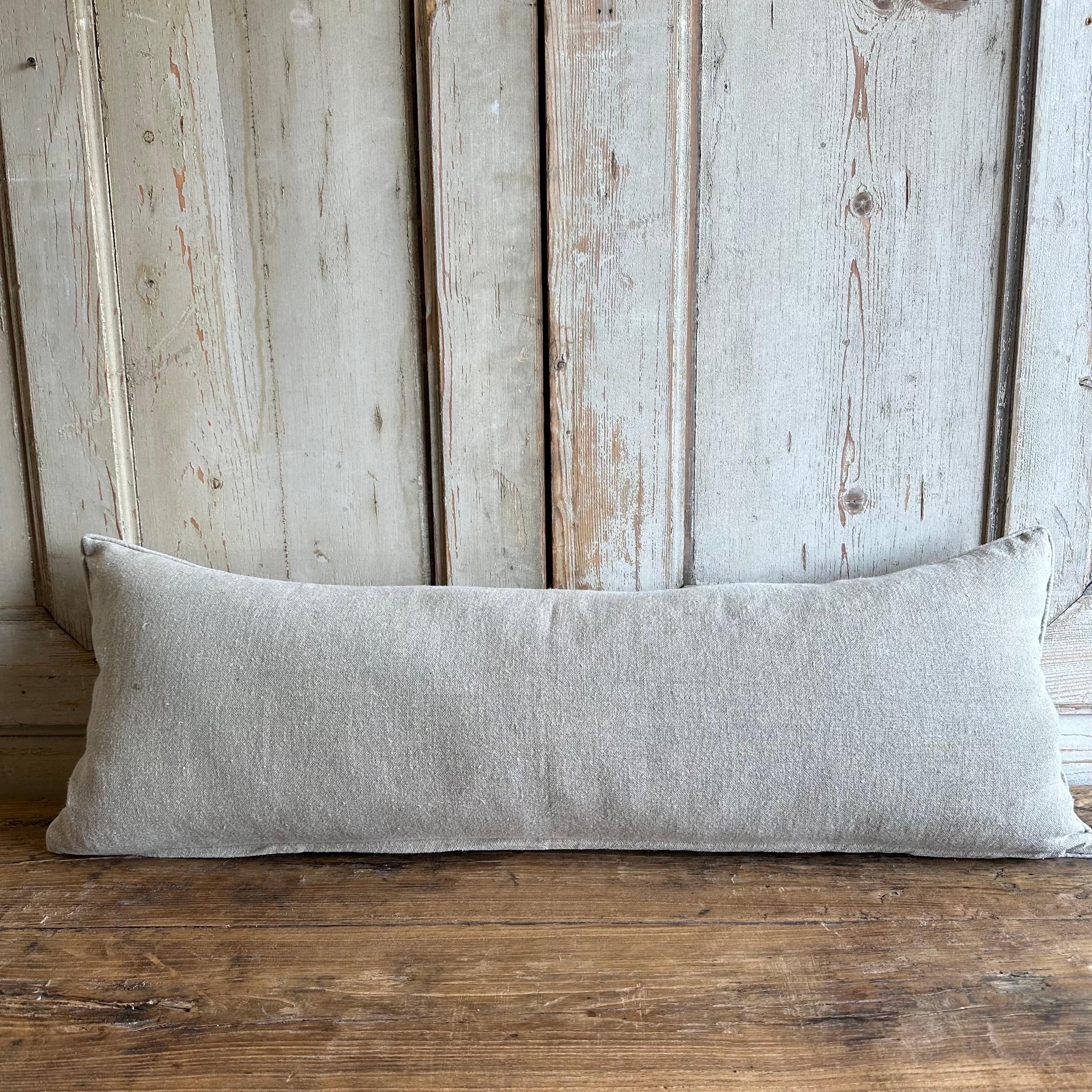 Coussin lombaire long Marceline Noir bloqué à la main sur lin naturel en vente 2