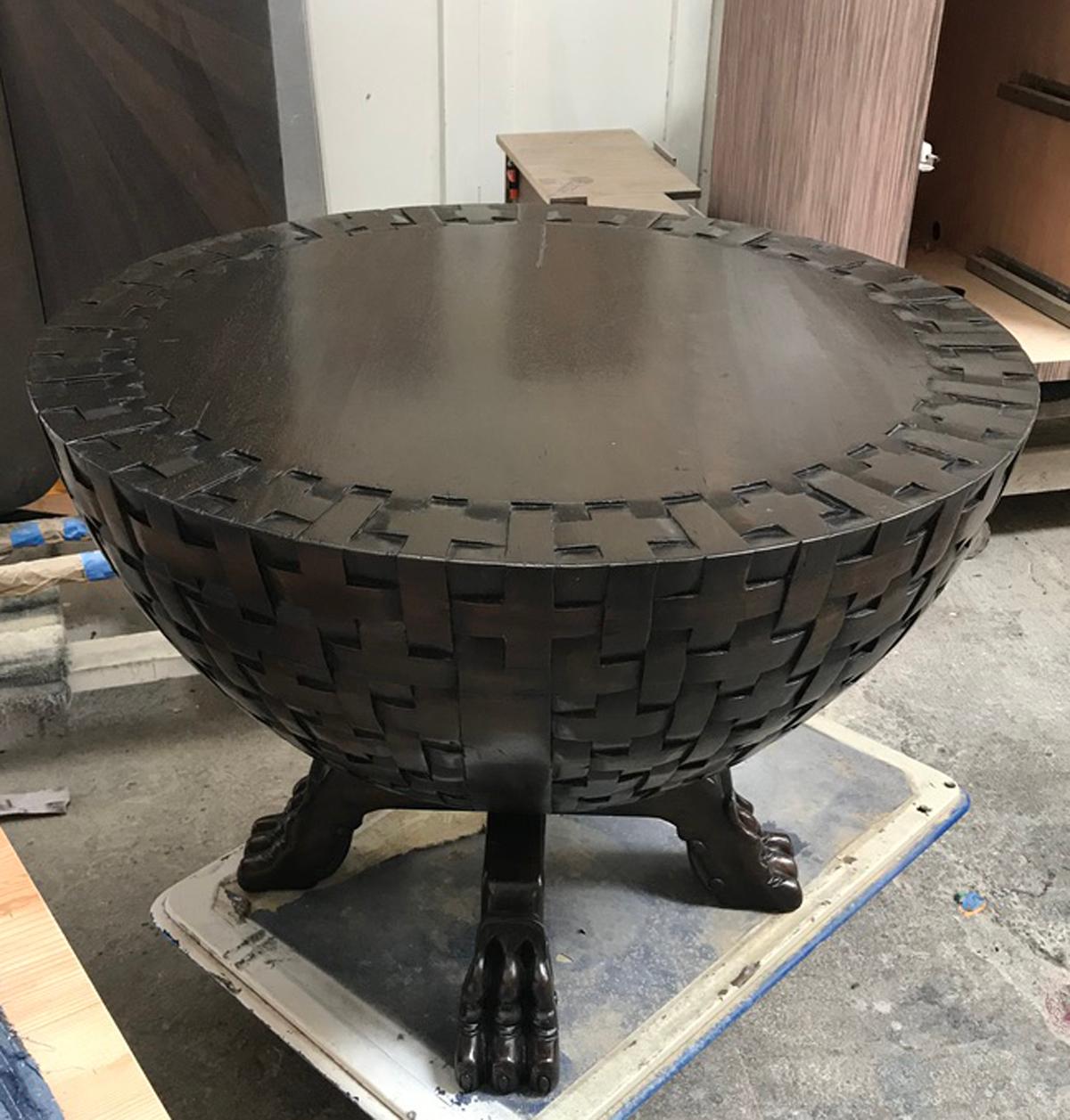 Table sculptée à la main avec un motif en tresse de panier et des pieds en forme d'animaux. Montré ici en acajou, dans une finition moyenne à foncée et une détresse légère à moyenne. Peut être fabriqué dans n'importe quelle taille et
