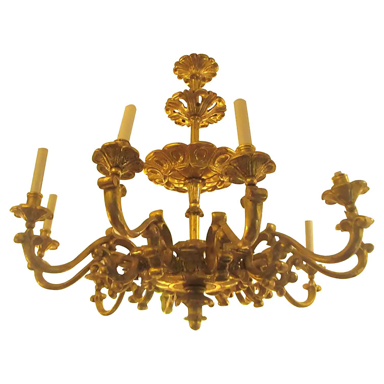 Lustre à huit bras en bois doré sculpté à la main et sculpté à la main de style baroque