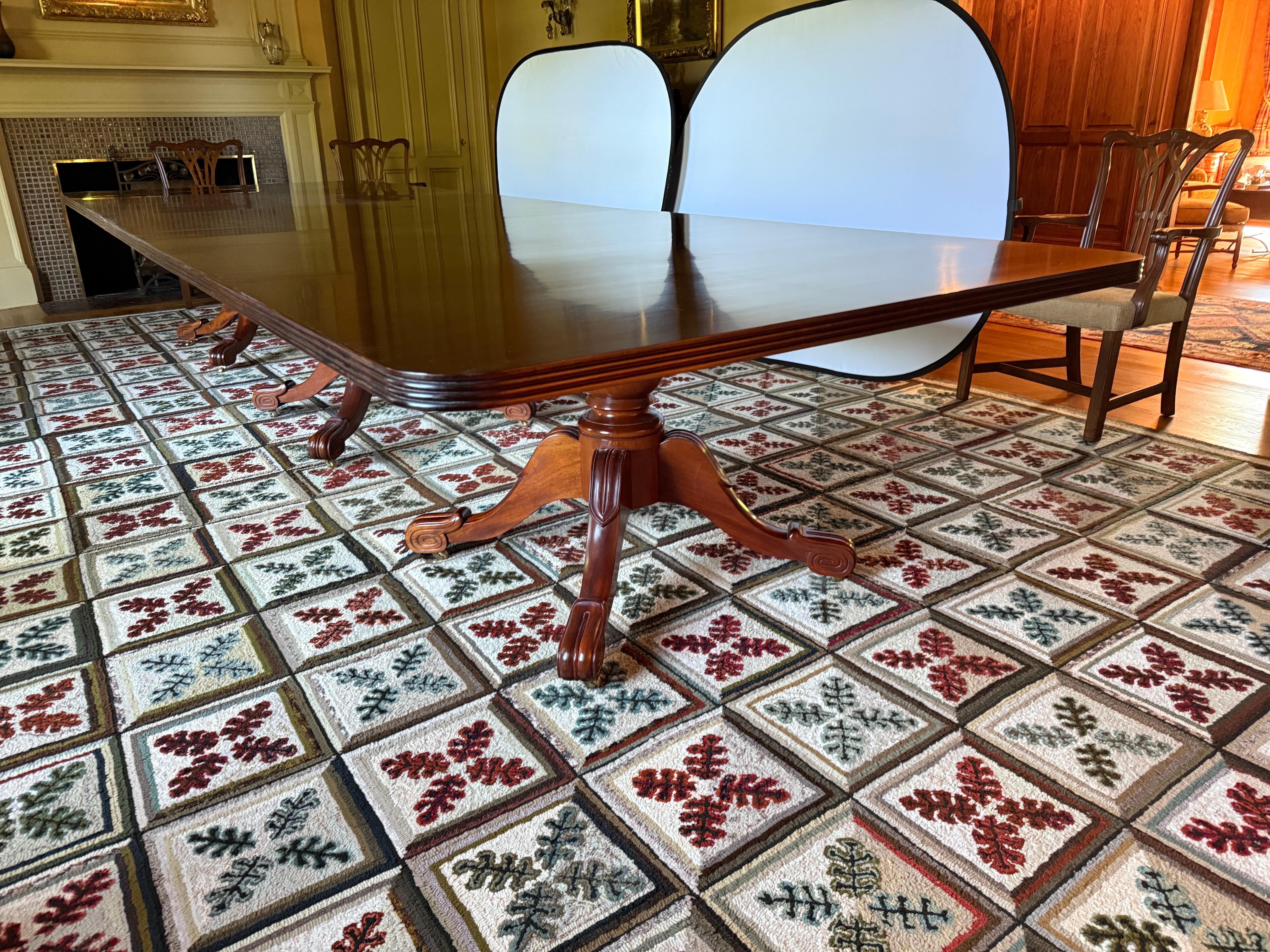 Cette extraordinaire table de 15 pieds en acajou a été commandée il y a 25 ans pour 48 000 dollars. Elle a été fabriquée de main de maître par Peter Van Beckum, fabricant de meubles renommé du Connecticut, connu pour son attention méticuleuse aux