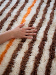 Alfombra bereber hecha a mano y anudada a medida, de 12'x15', con rayas color café espresso y detalles en naranja