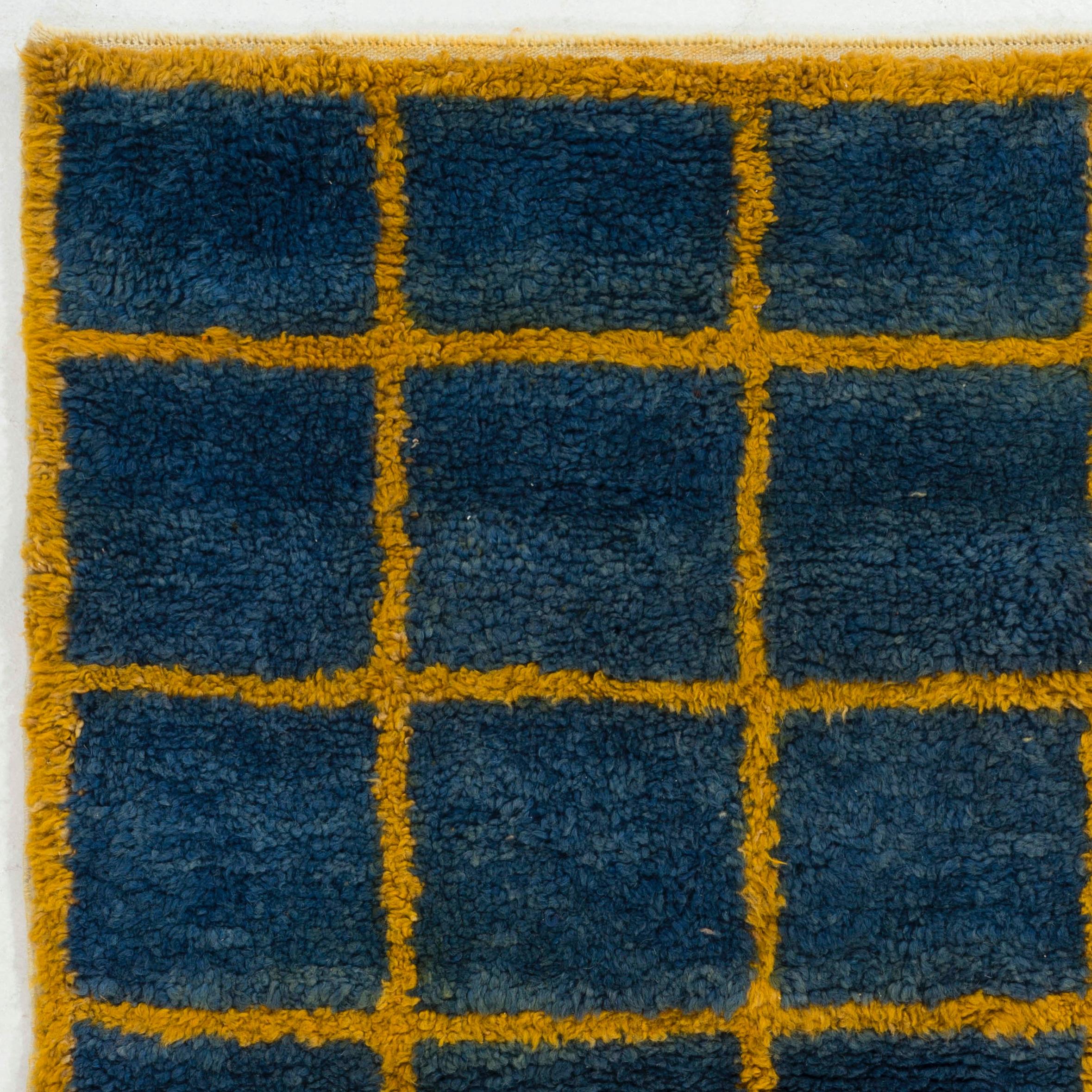 Maßgefertigter handgeknüpfter „Tulu“-Teppich in Blau & Bernsteingelben Farben, weicher Wollflor (Türkisch) im Angebot