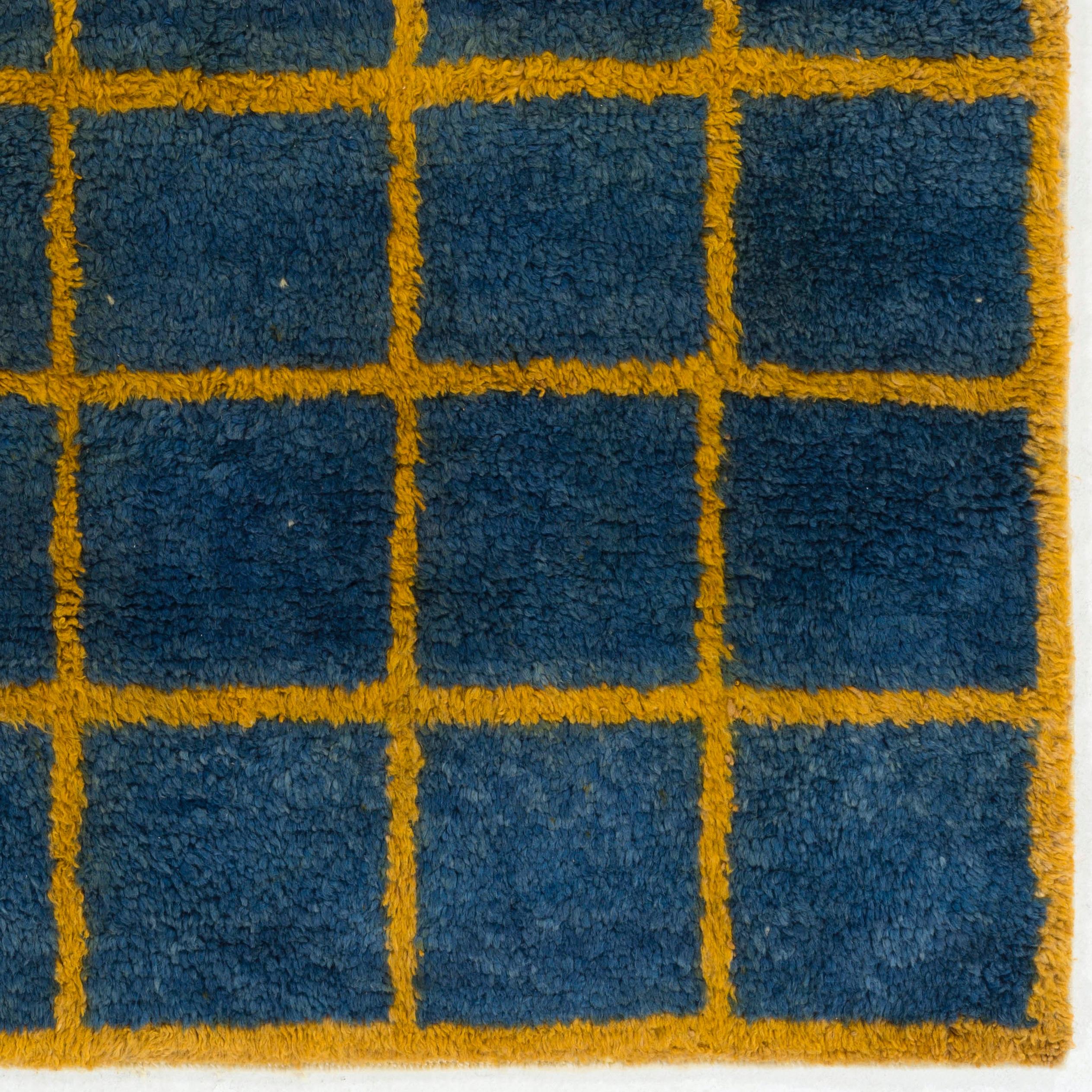 Maßgefertigter handgeknüpfter „Tulu“-Teppich in Blau & Bernsteingelben Farben, weicher Wollflor (Handgewebt) im Angebot