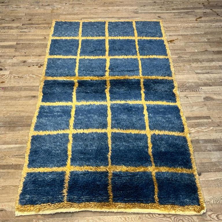 Maßgefertigter handgeknüpfter „Tulu“-Teppich in Blau & Bernsteingelben Farben, weicher Wollflor im Zustand „Neu“ im Angebot in Philadelphia, PA