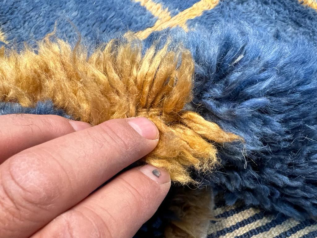 Maßgefertigter handgeknüpfter „Tulu“-Teppich in Blau & Bernsteingelben Farben, weicher Wollflor (21. Jahrhundert und zeitgenössisch) im Angebot