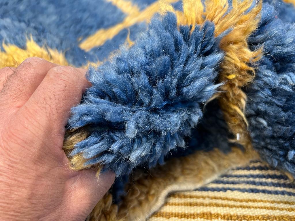 Maßgefertigter handgeknüpfter „Tulu“-Teppich in Blau & Bernsteingelben Farben, weicher Wollflor (Wolle) im Angebot