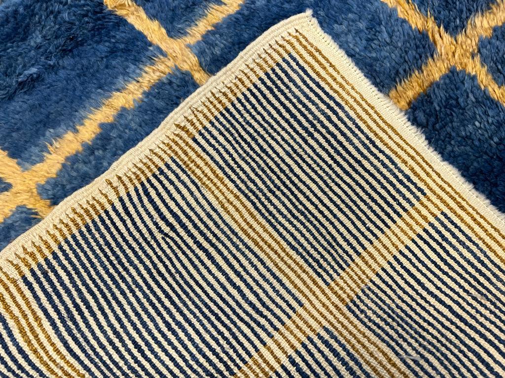 Maßgefertigter handgeknüpfter „Tulu“-Teppich in Blau & Bernsteingelben Farben, weicher Wollflor im Angebot 1