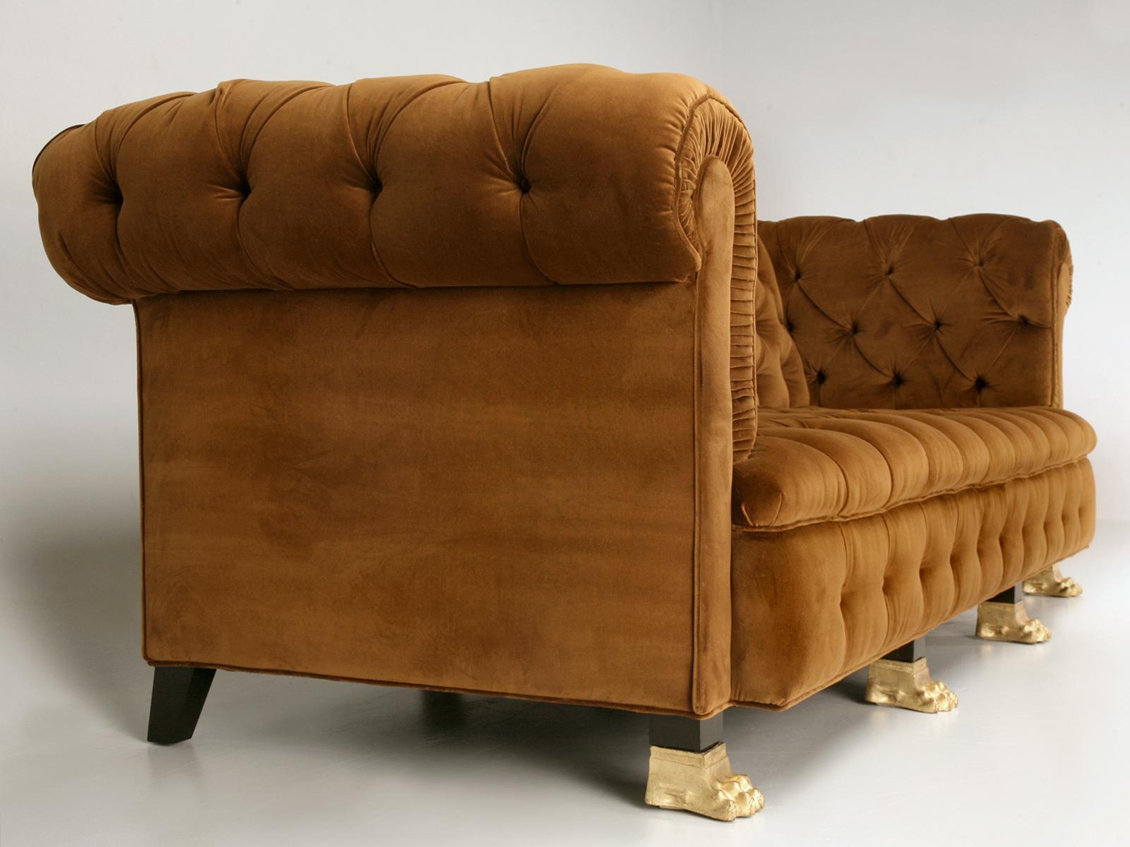 Ce canapé Chesterfield classique a été copié à partir d'un canapé français vintage de 13 pieds à dossier touffeté trouvé à Nice, dans le sud de la France, et est recouvert d'un velours de coton. Nous pouvons reproduire un canapé Chesterfield avec ou