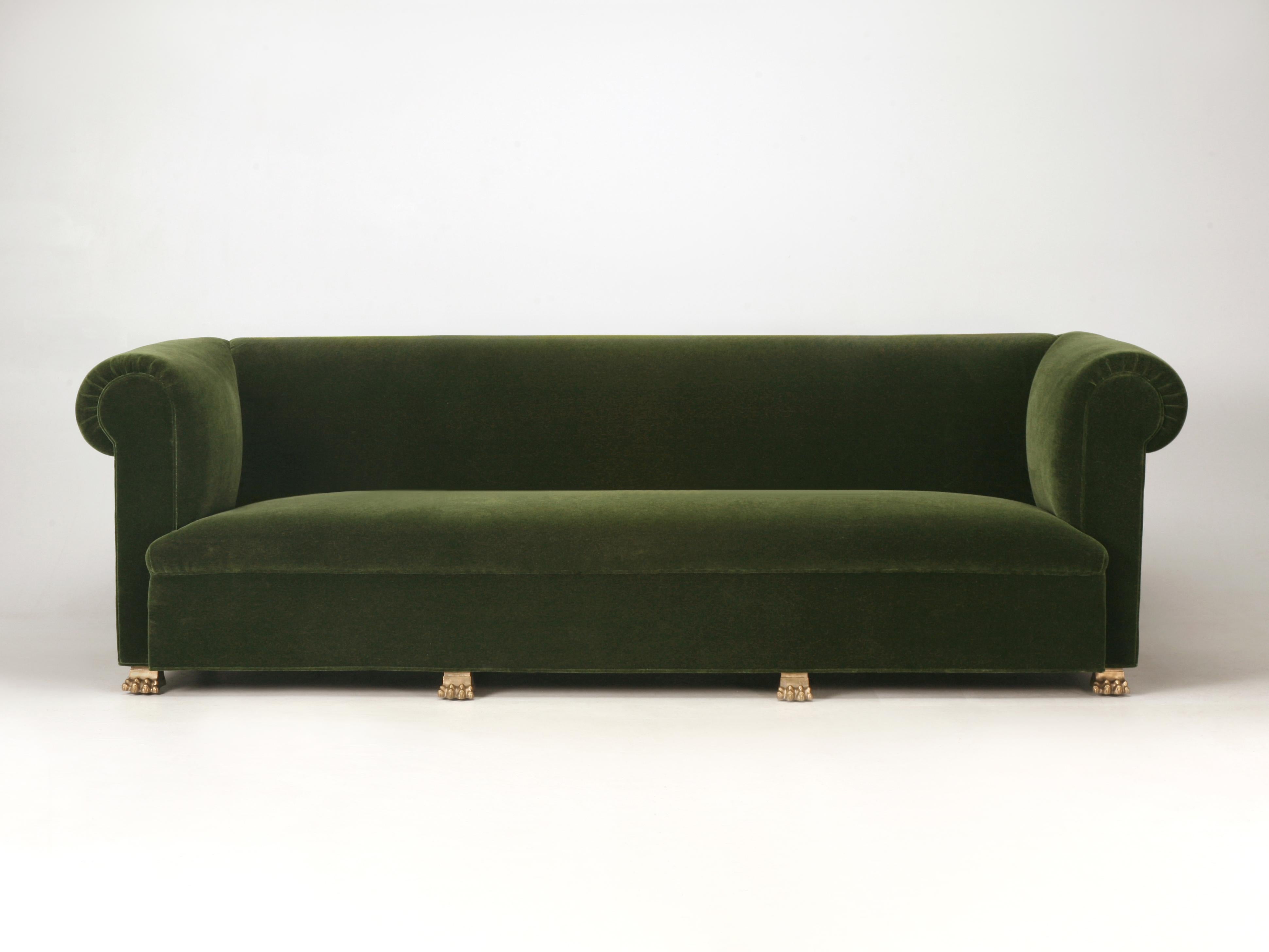 Dieses Sofa ist eine Kopie unseres 13' Vintage French non-tufted back Sofa, das wir in einem Monaco Hotel in Frankreich gefunden haben und das mit schwarzem Leder und schwarzem Vinyl bezogen war. Unsere Werkstatt hat sofort eine der übergroßen,