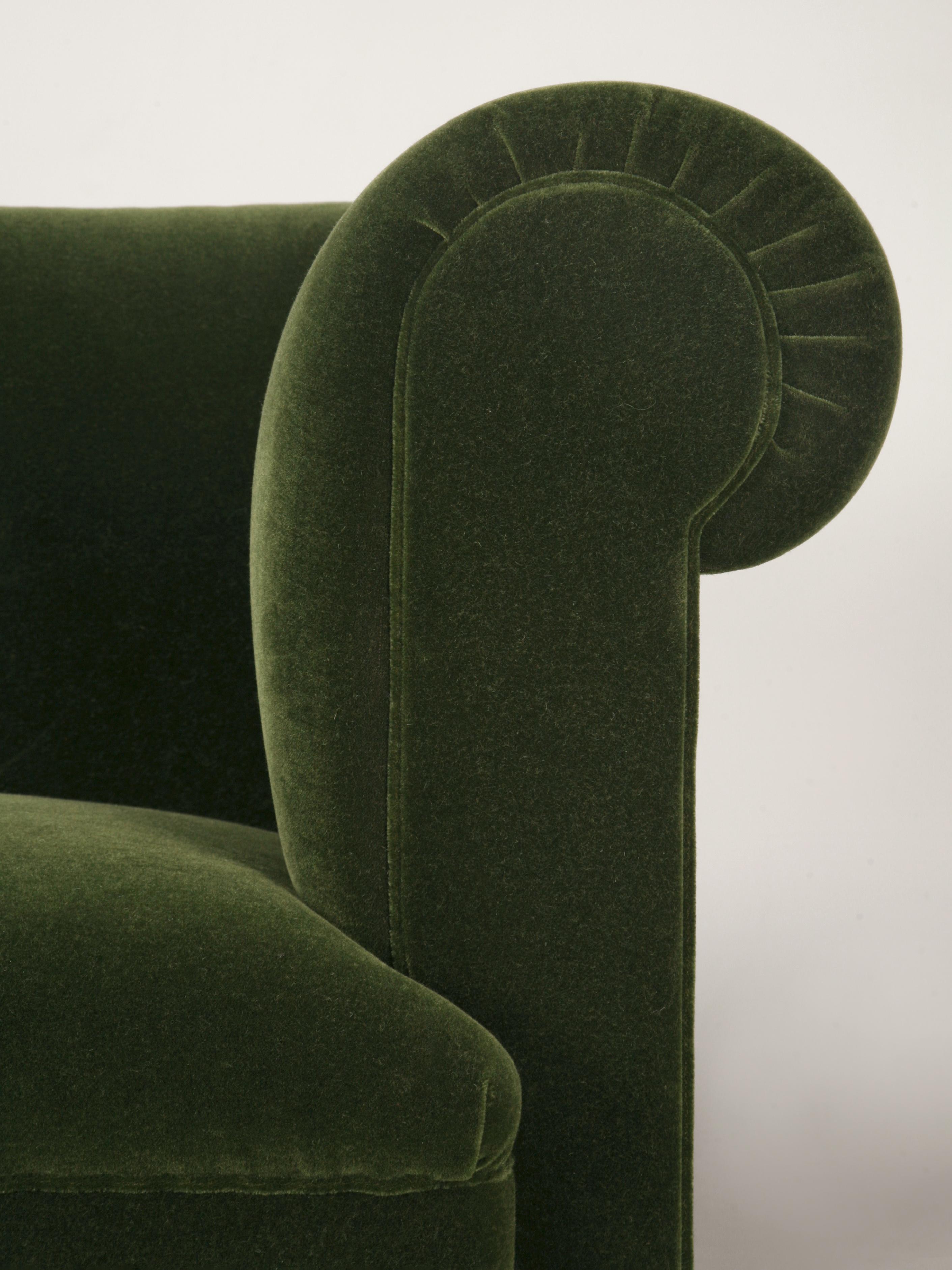 Maßgefertigtes handgefertigtes Sofa in jeder Dimension, Messing mit Löwentatzenfüßen, mit Pferdehaar, Baumwolle (Gegossen) im Angebot