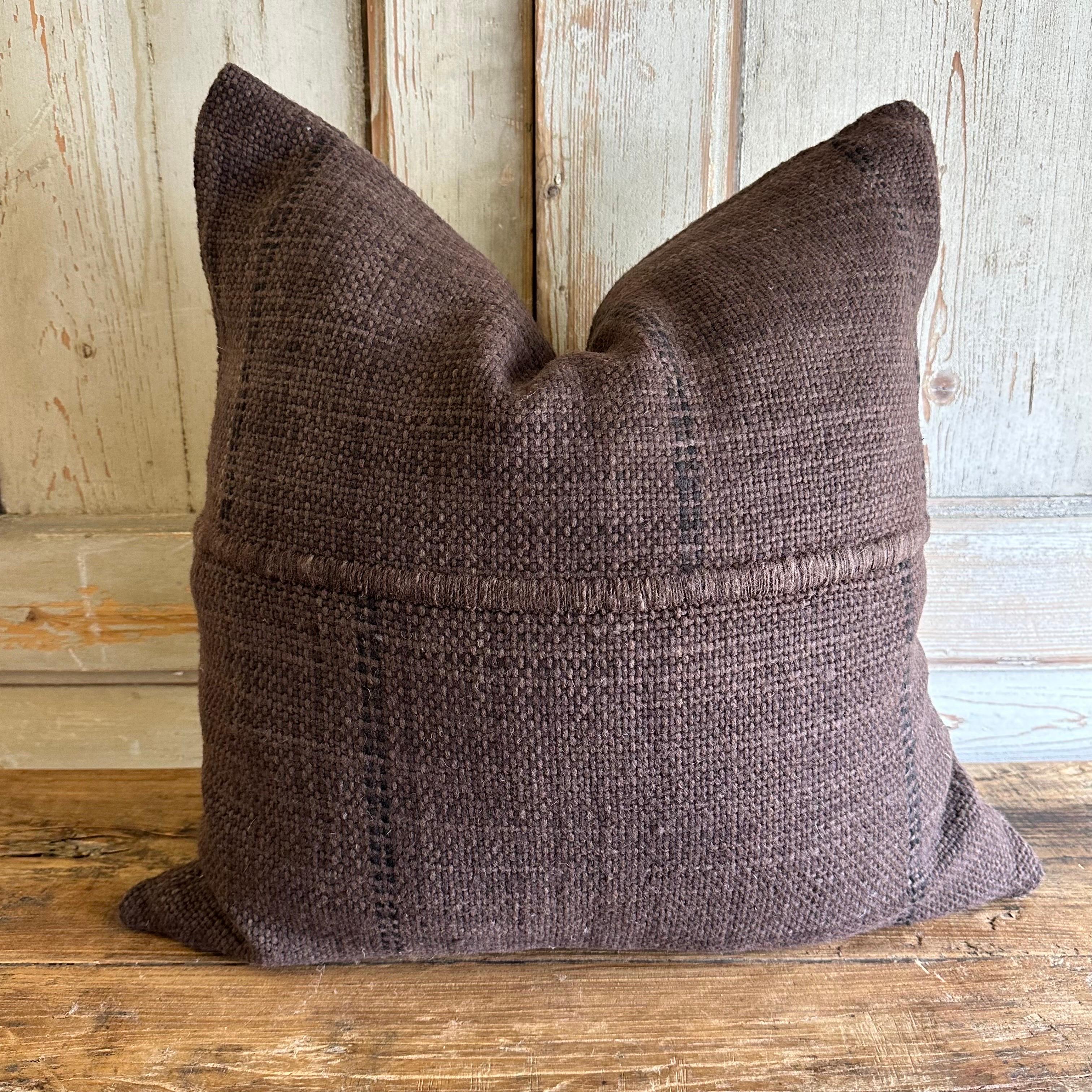 Cuscino d'accento in lana alpaca di . Un bellissimo cuscino a strisce di colore marrone cacao e marrone scuro. Grandi fili di Wood intrecciati per creare una bellissima texture. Chiusura con cerniera nascosta. A causa dei filati unici, i colori