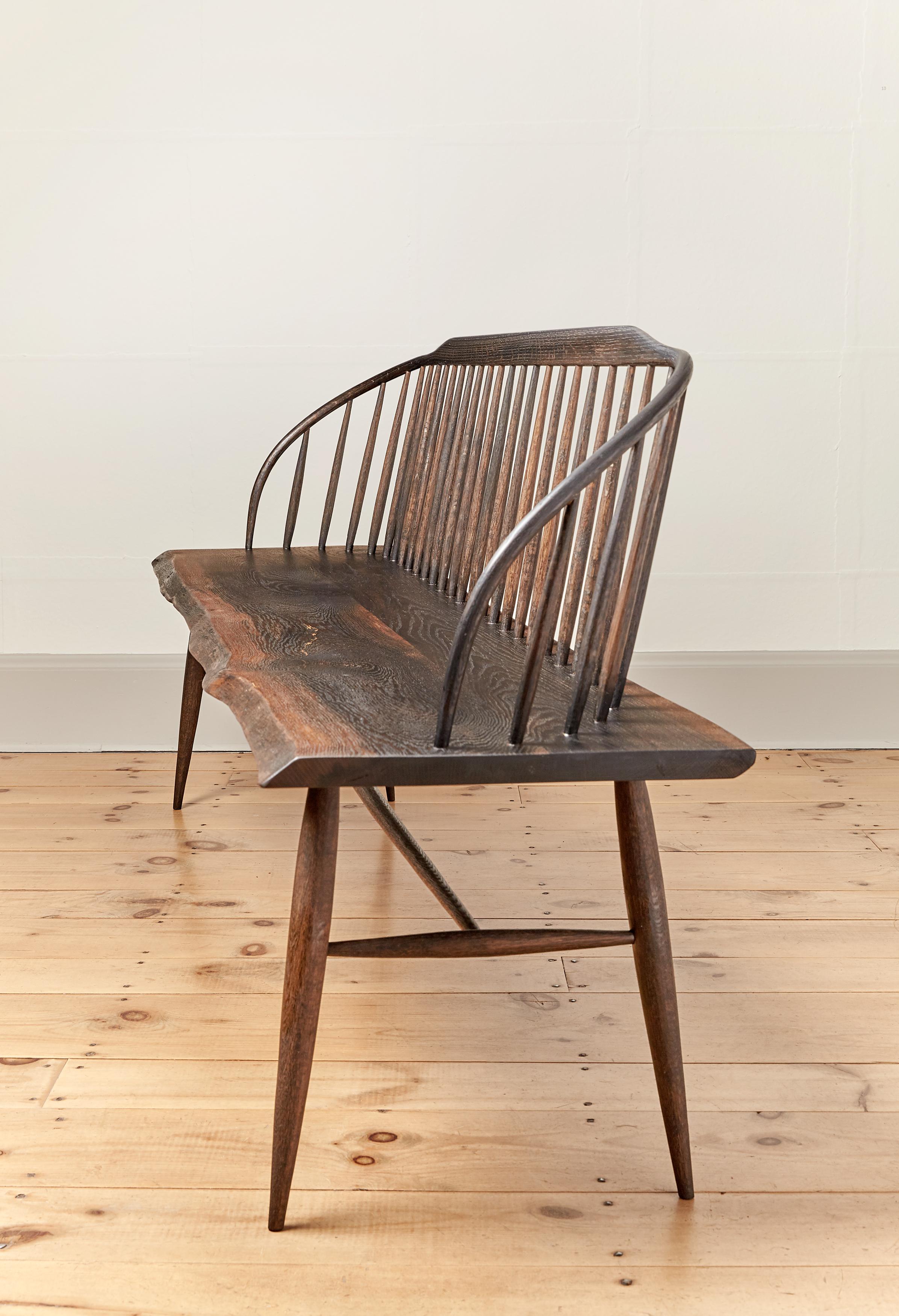 Americano Panchina lunga scultorea realizzata a mano con fuso di Oak annerito in vendita
