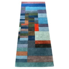 Tapis bleu gris noué à la main, d'après Paul Klee Fire in the Evening. Bauhaus