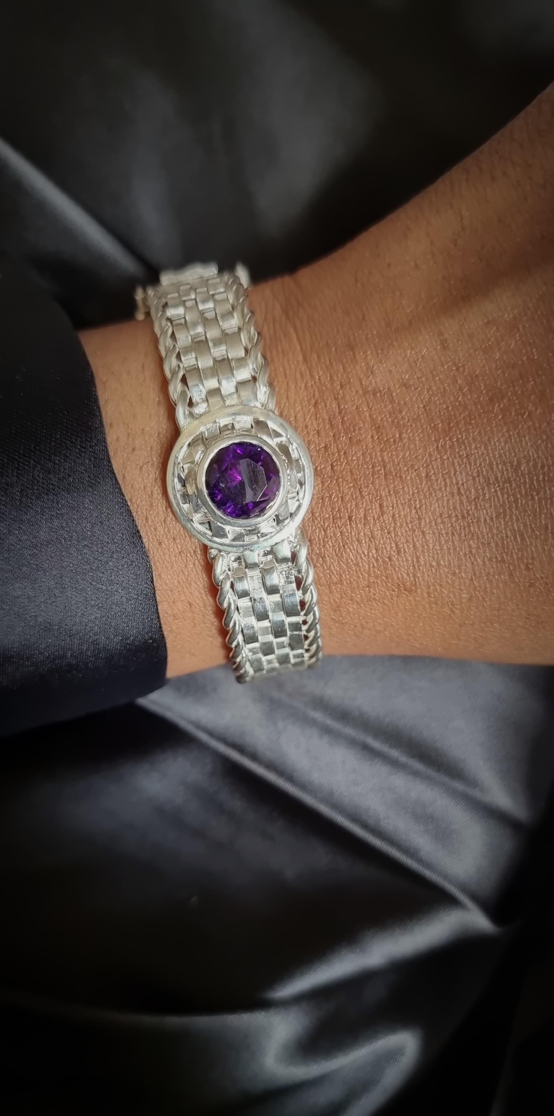 Pulsera de cesta basotho hecha a mano en plata de ley rodiada

Esta pulsera de 38 g hecha a medida es un testimonio del arte y la precisión de la artesanía hecha a mano. 
Cada eslabón de la cestería de inspiración basotho es cuidadosamente elaborado
