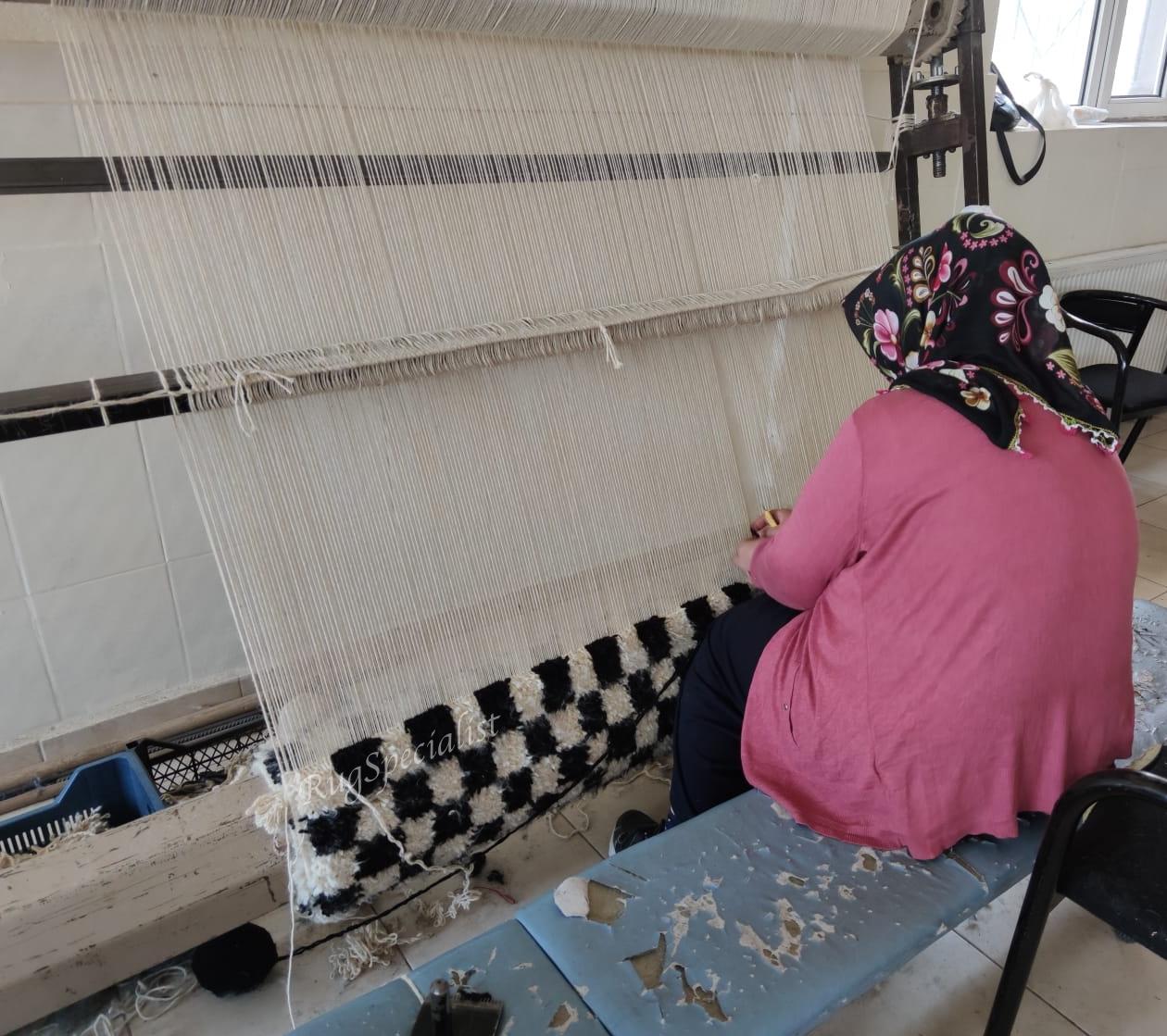 Tapis Tulu à carreaux fait à la main en bleu et ivoire, 100 % laine souple et confortable Neuf - En vente à Spring Valley, NY