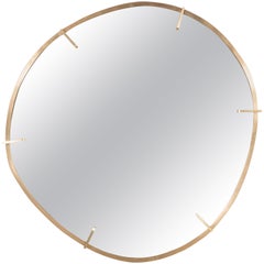 Miroir moderniste organique fait à la main et fabriqué sur mesure en laiton bruni