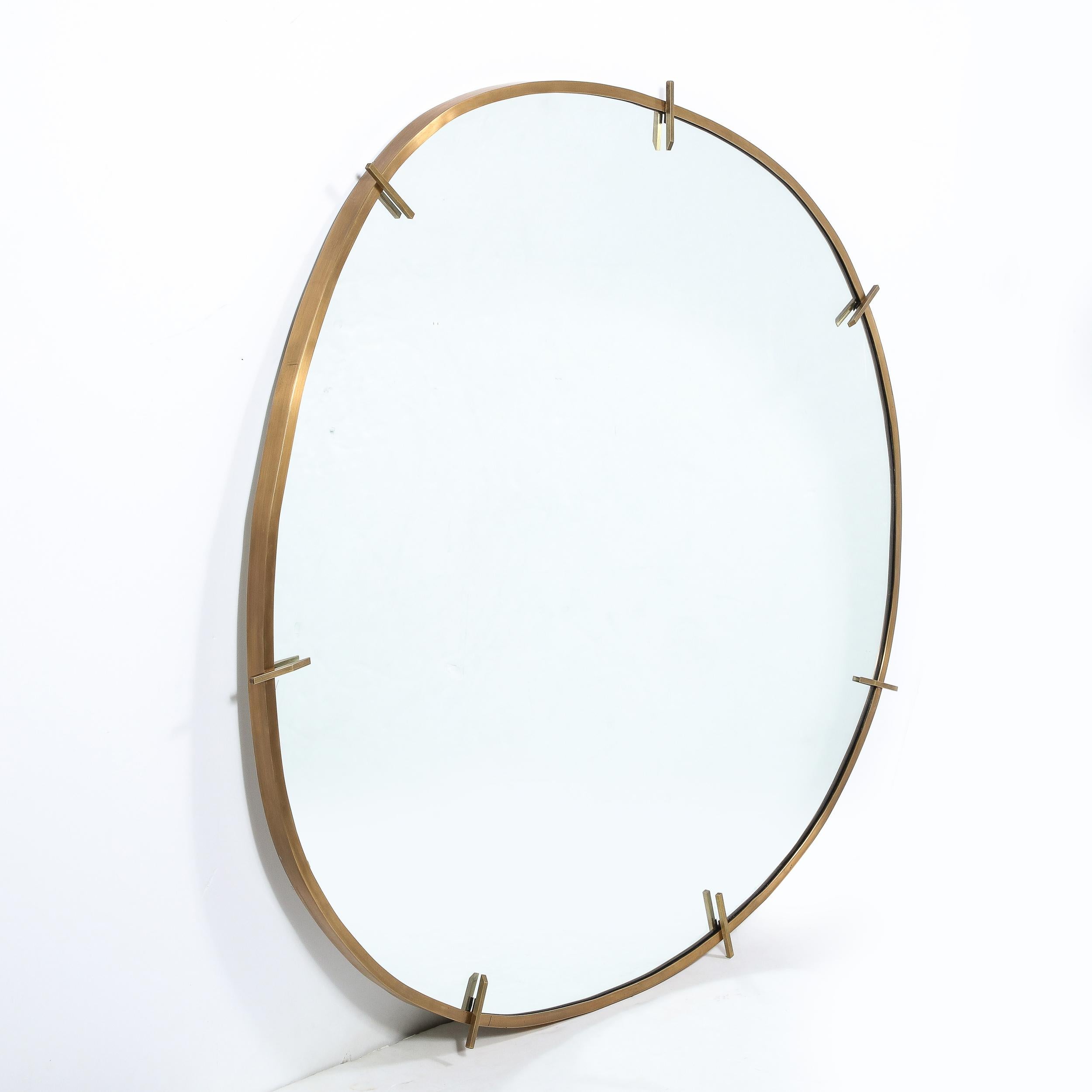 Realizzato a mano dal nostro esclusivo Atelier, questo raffinato specchio è uno dei pochi pezzi contemporanei che vendiamo, e per una buona ragione. Incarna l'artigianato d'altri tempi e le linee del design modernista del Mid-Century che noi