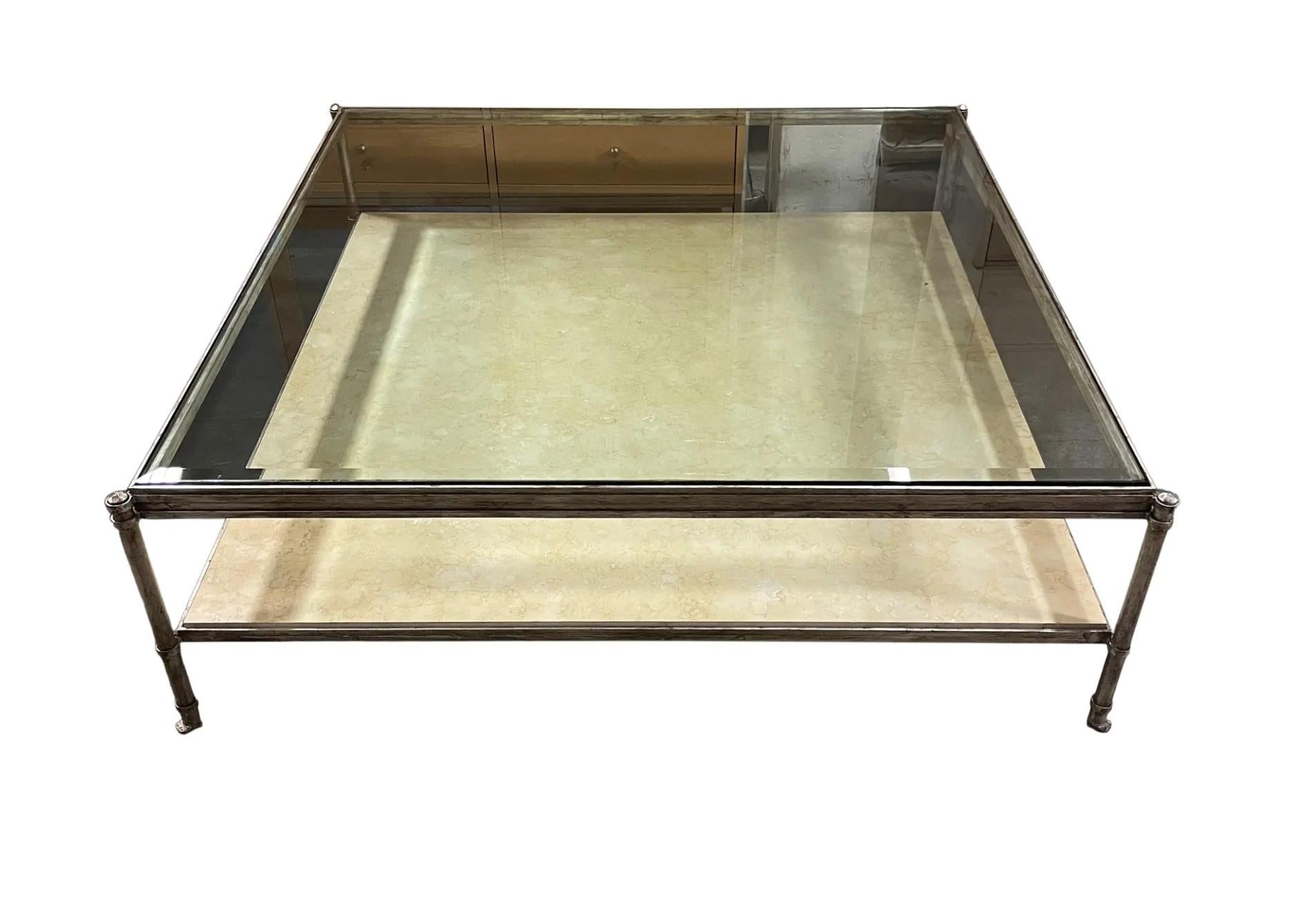 Une table à cocktail moderne et saisissante, conçue, fabriquée et vendue par HOLLY HUNT Design/One, réputée pour son savoir-faire exceptionnel et son élégance intemporelle.

Coulée avec précision dans le bronze et fabriquée par des maîtres artisans