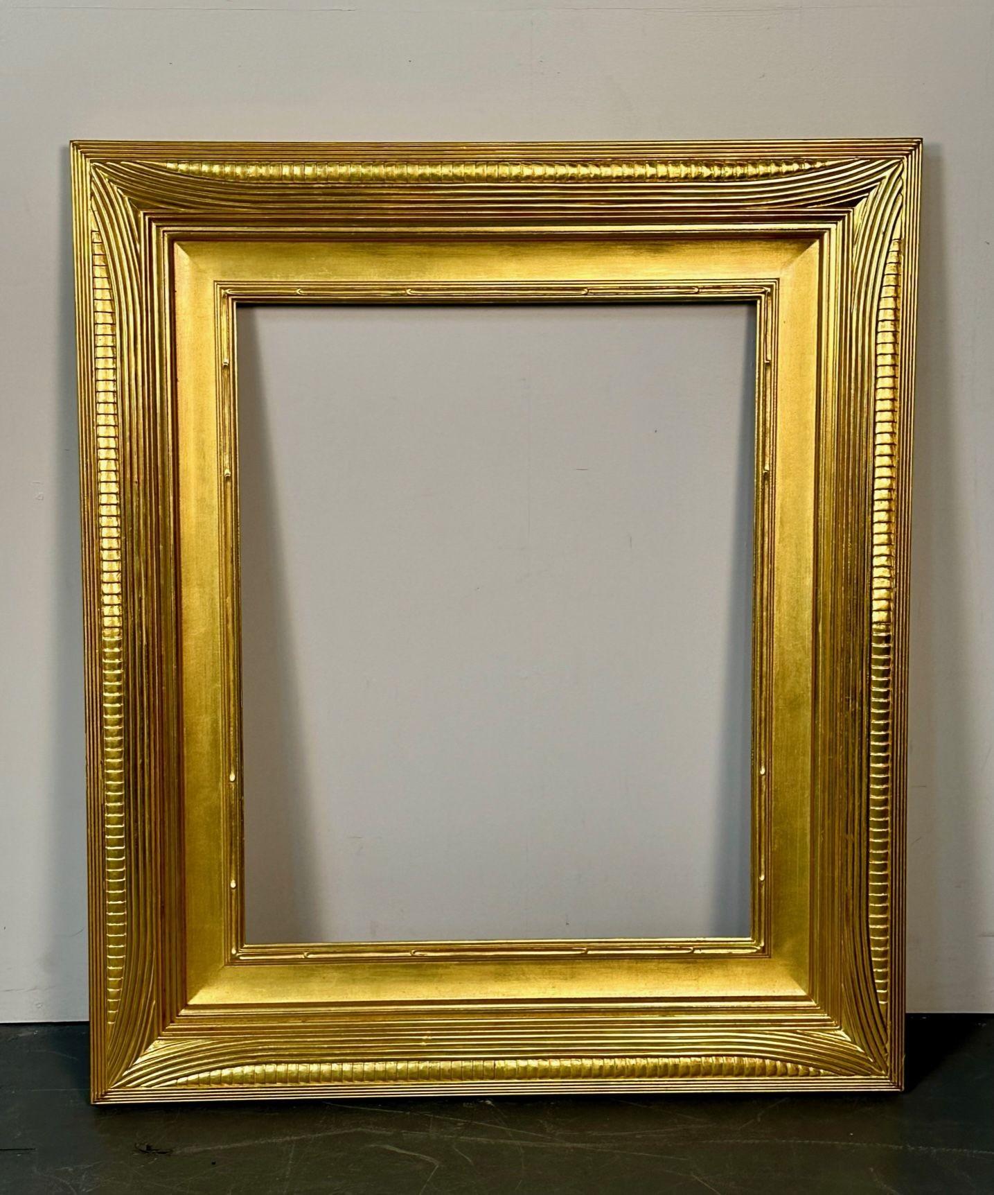 Miroir / cadre de peinture en bois doré sculpté, style Hollywood Regency, sur mesure
 
L'un des cadres pour tableaux ou miroirs en bois finement doré d'une collection, dans un nouveau design époustouflant doré à l'eau. 
 
Extérieur :  43 H x 37,5 L