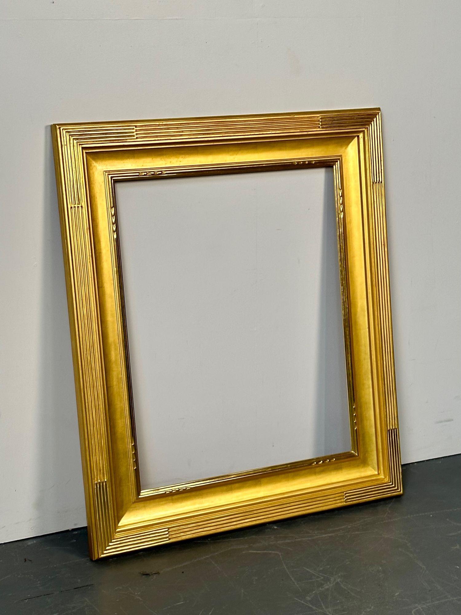 Benutzerdefinierte Hollywood Regency Stil geschnitzt Giltwood Spiegel / Malerei Frame
Einer einer kleinen Gruppe von fein vergoldeten Holzrahmen für Gemälde oder Spiegel. 
 
Äußeres:  40H x 34W x 1.75D  Blende:  29.25 x 23.25