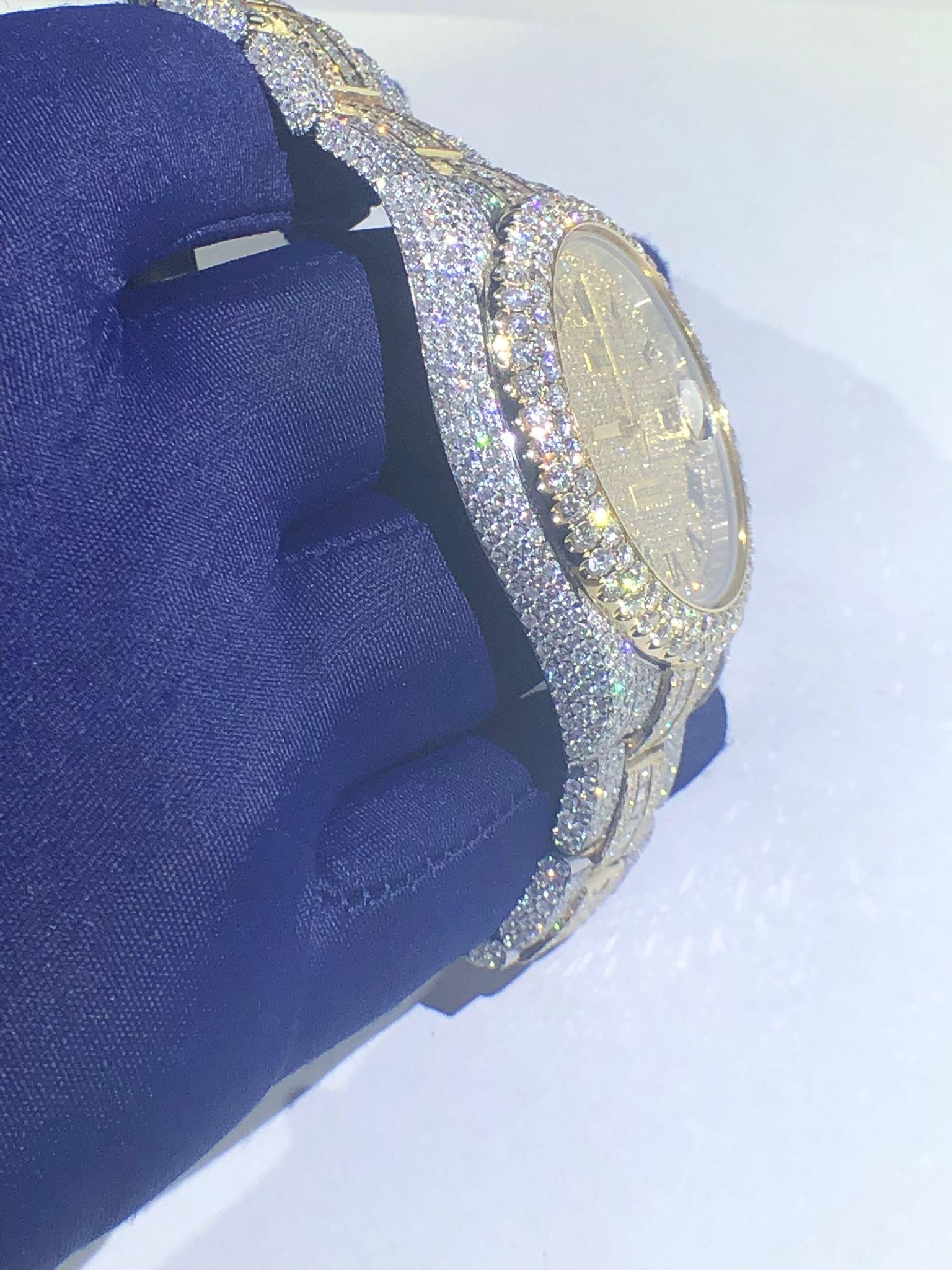 Authentique Rolex datejust 41mm entièrement glacé avec des diamants ronds et émeraudes de qualité vs blanc naturel.

26 carats de diamants de qualité 