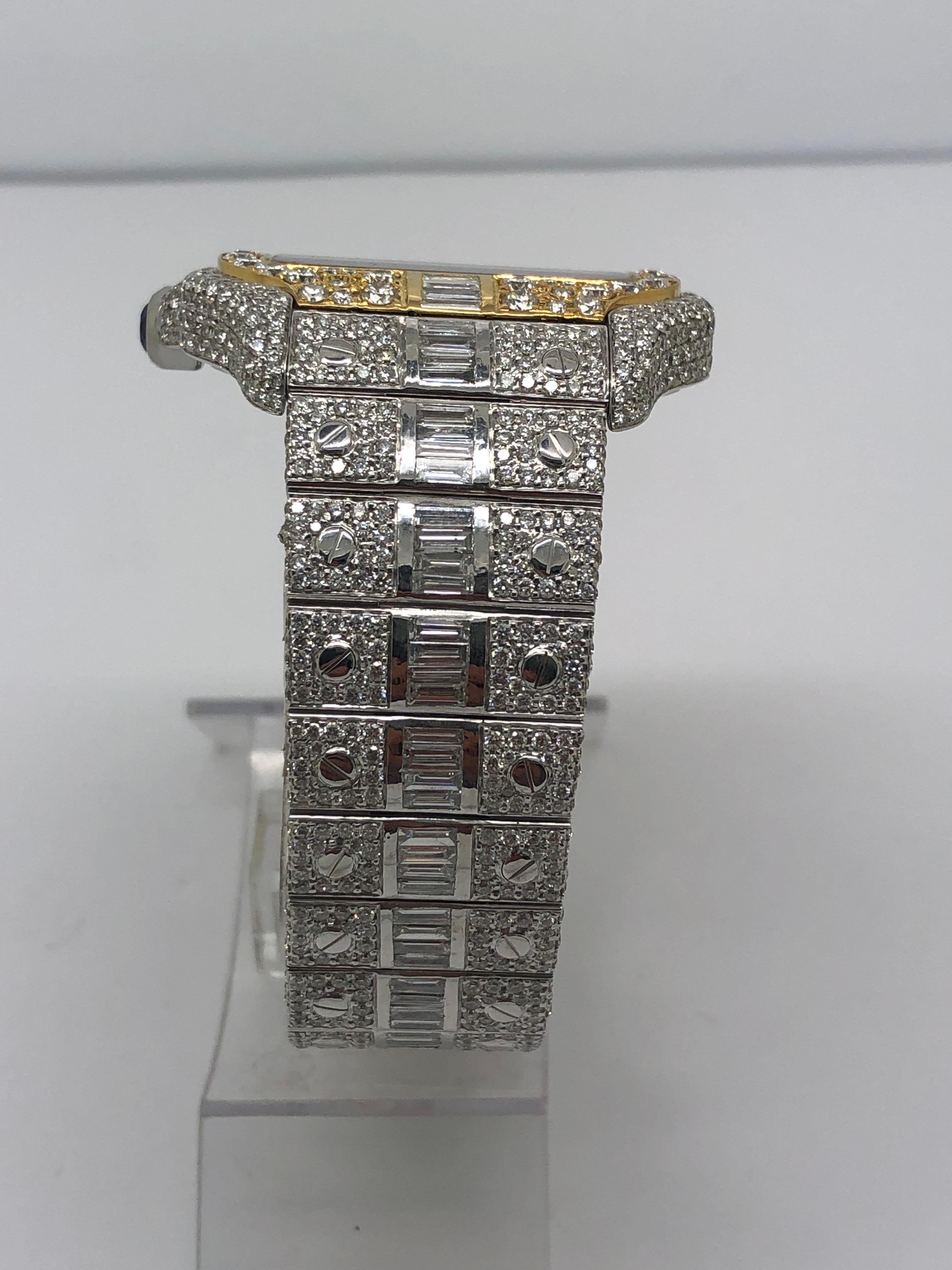 Custom Iced Out VS1 Smaragdschliff Diamanten Cartier Santos Armbanduhr im Zustand „Neu“ im Angebot in New York, NY