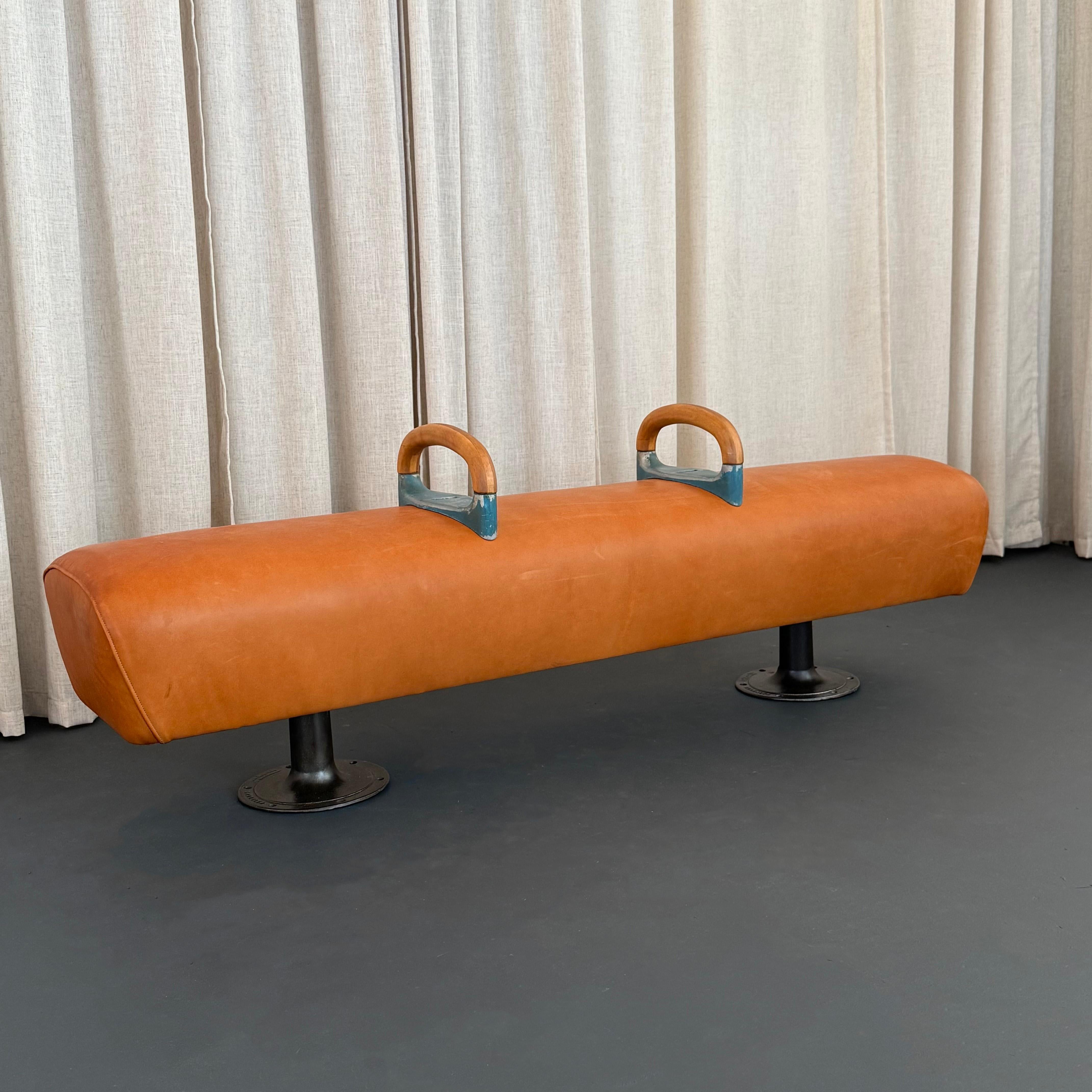 Banc d'arçon en cuir industriel pour gymnase sur mesure Bon état - En vente à Brooklyn, NY