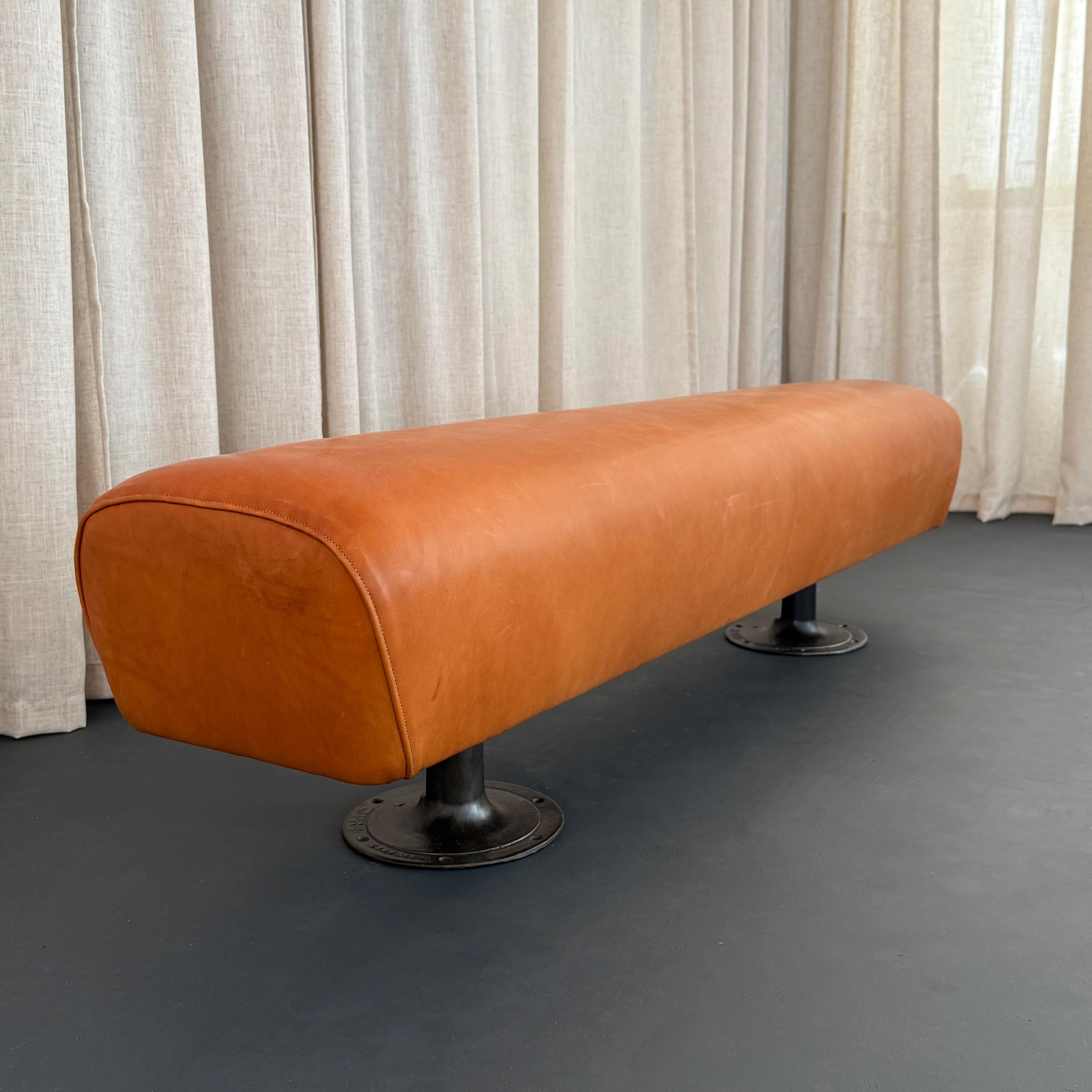 Banc d'arçon en cuir industriel pour gymnase sur mesure en vente 1