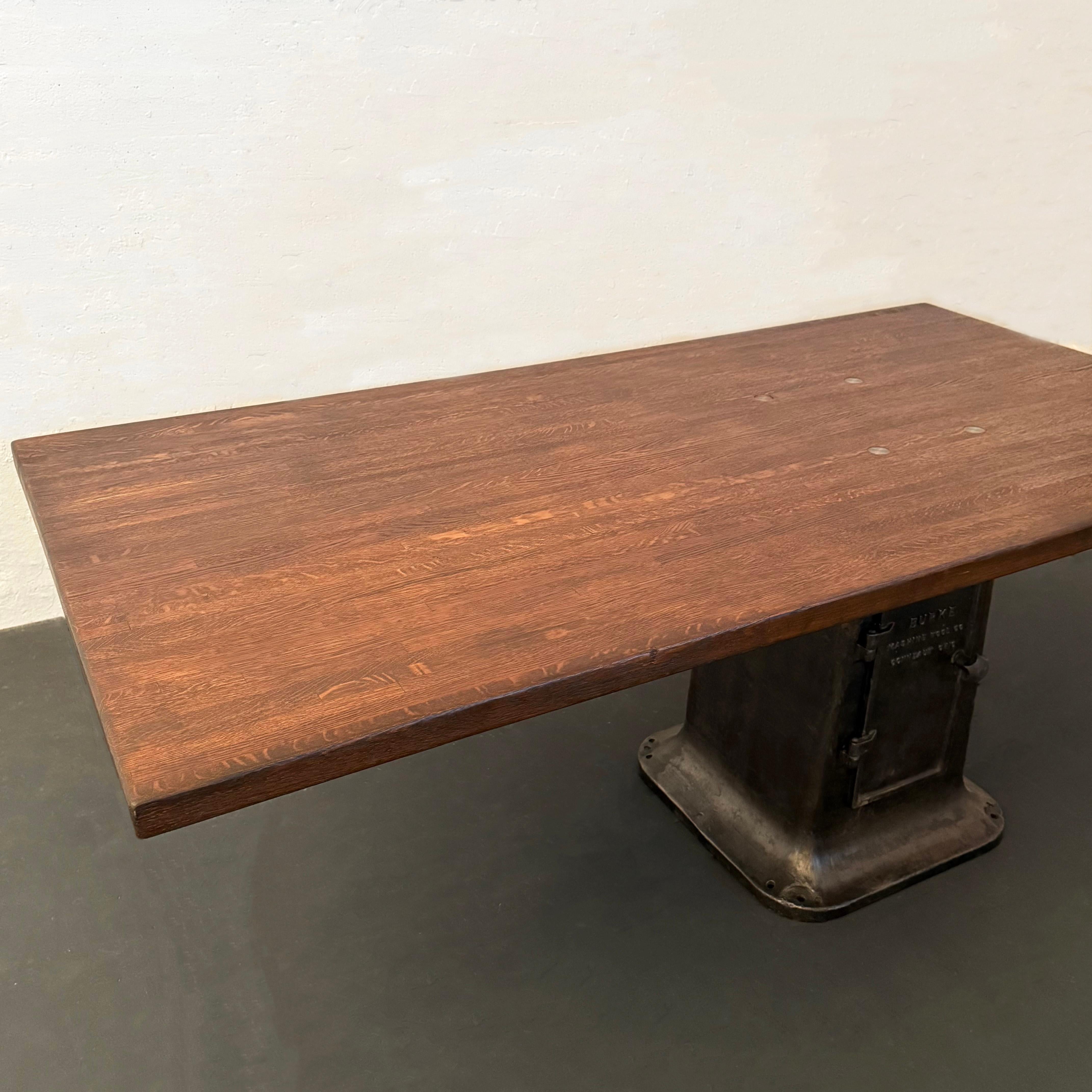 20ième siècle Table cantilever industrielle en érable et fonte sur mesure en vente