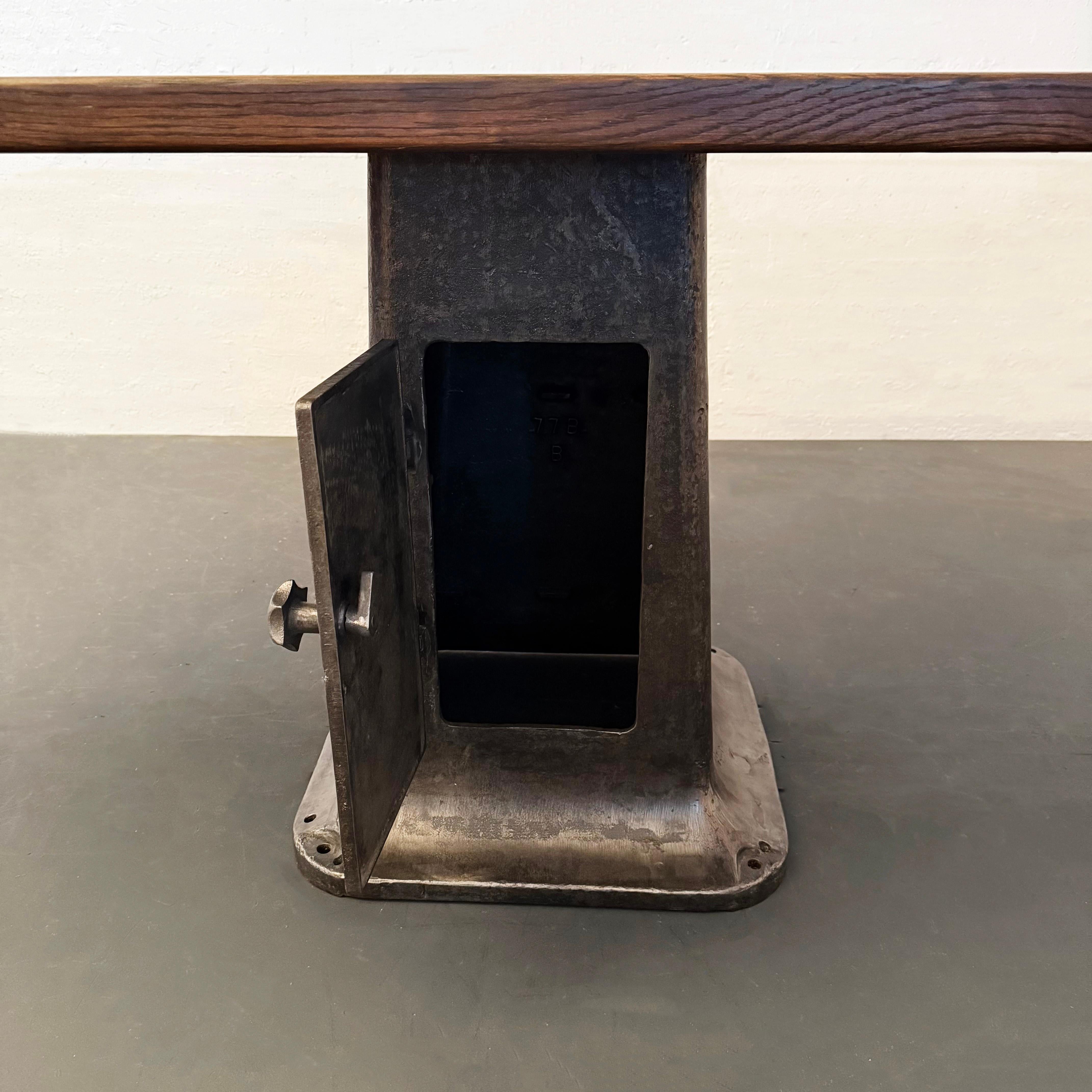 Table cantilever industrielle en érable et fonte sur mesure en vente 1