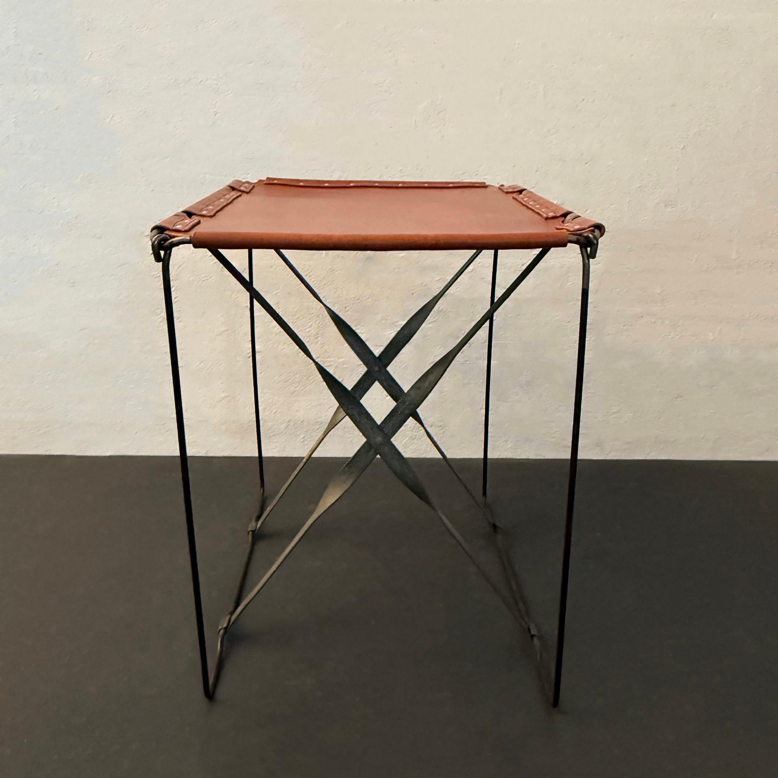 Table d'appoint industrielle personnalisée en acier et cuir en vente 1