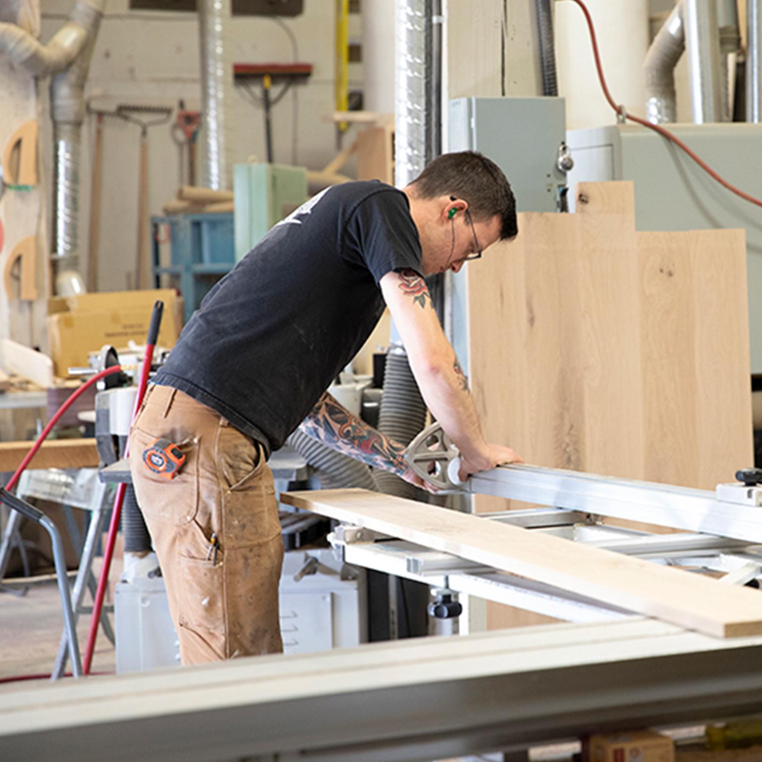 Maßgefertigter Industrietisch „“Workshop Table“ mit Massivholzplatte und Stahlfuß, groß im Angebot 3