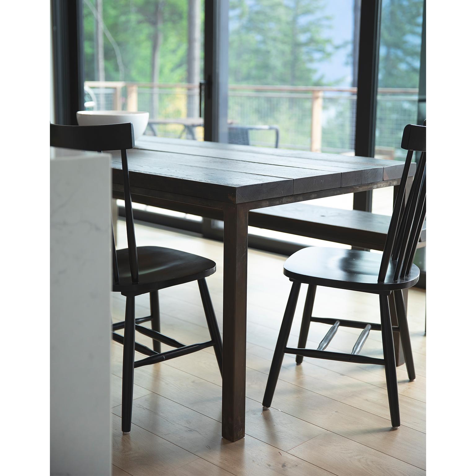 Maßgefertigter Industrietisch „“Workshop Table“ mit Massivholzplatte und Stahlfuß, groß im Angebot 1