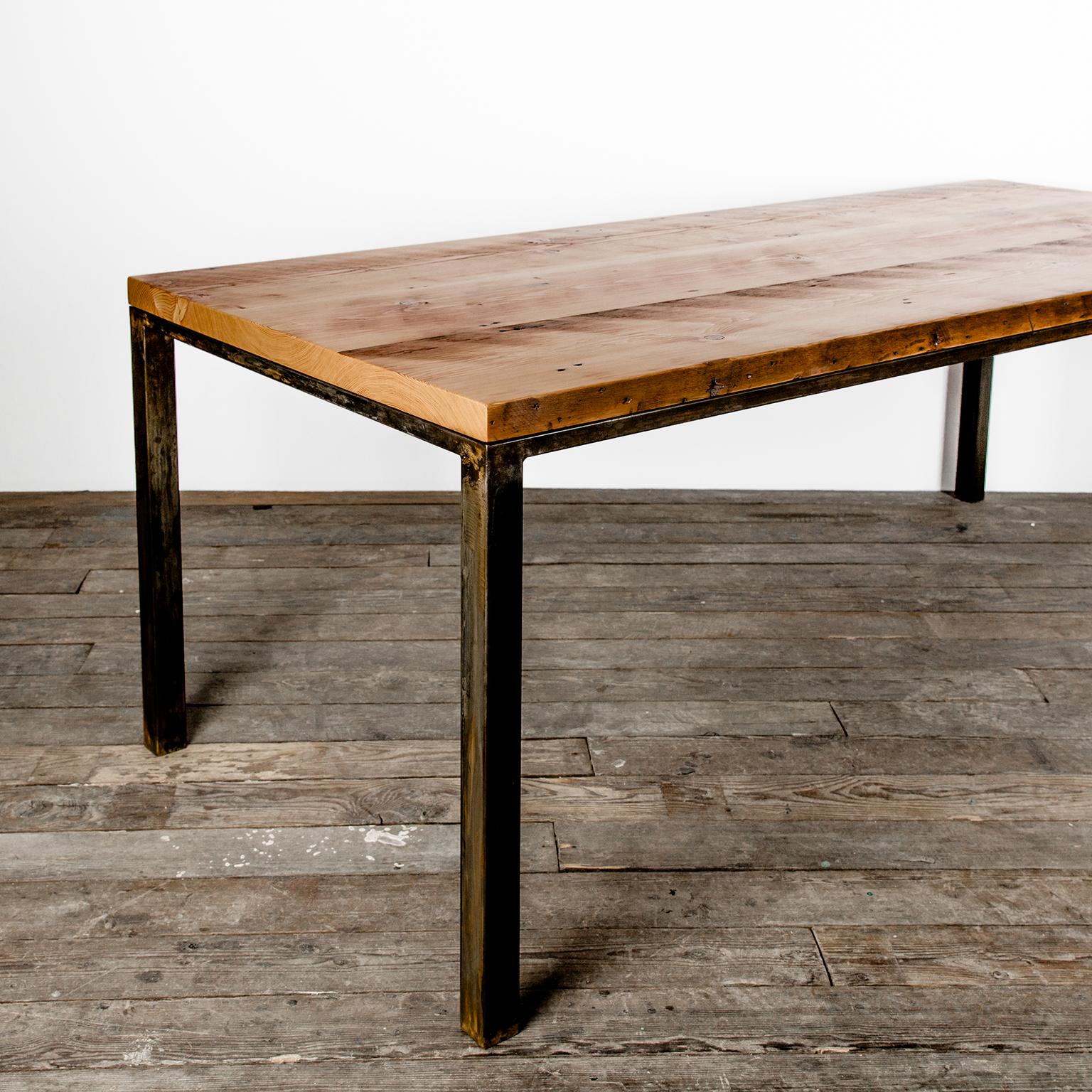 Unser Workshop-Tisch ist dem schlichten, zweckmäßigen Design einer originalen Werkbank nachempfunden. Halbgeschliffene Schweißnähte und absichtliche Maschinenspuren sind die Narben des Weges, den dieser Tisch bis zu seinem jetzigen Standort