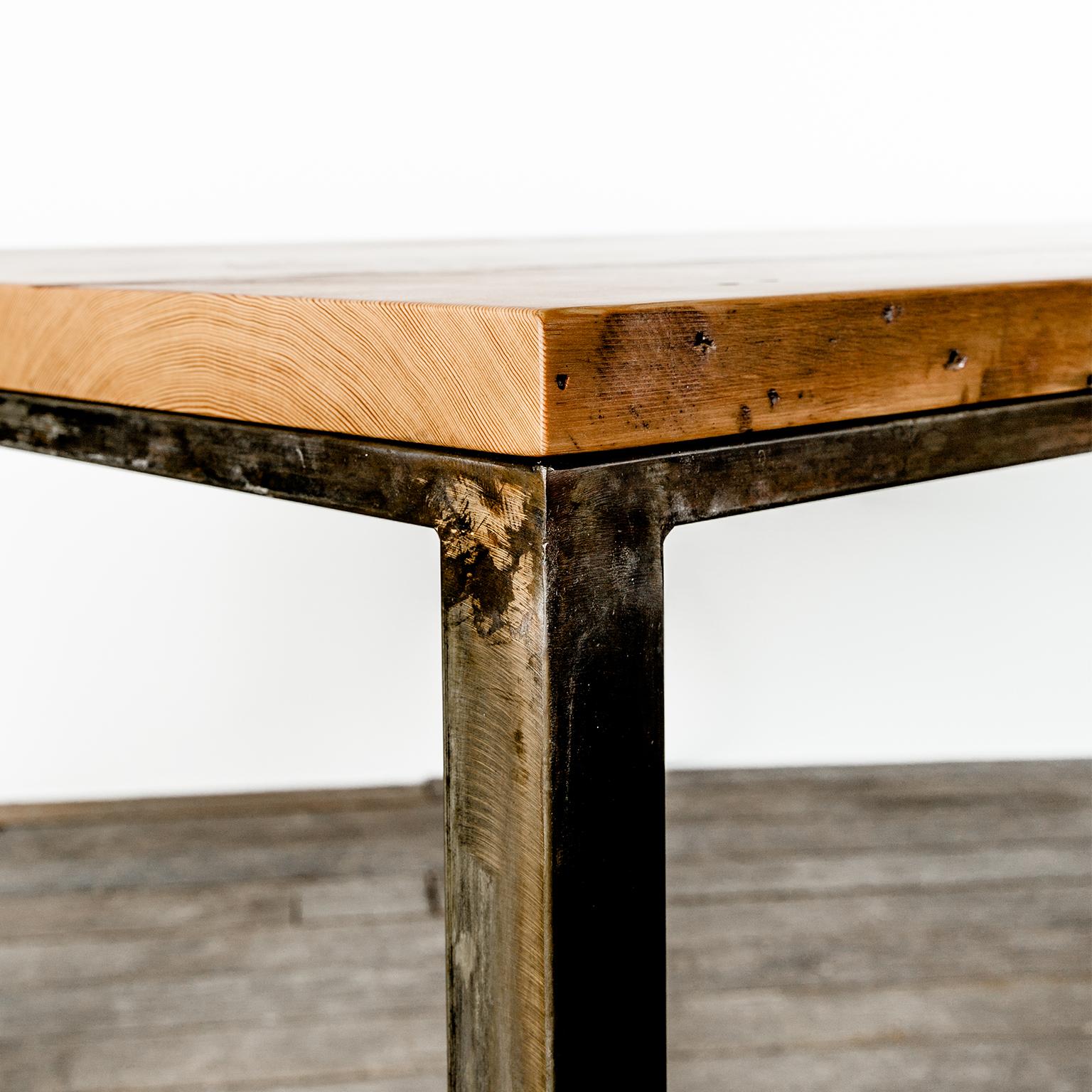 Maßgefertigter industrieller „Workshop-Tisch“ mit Massivholzplatte und Stahlfuß, Medium (Industriell) im Angebot