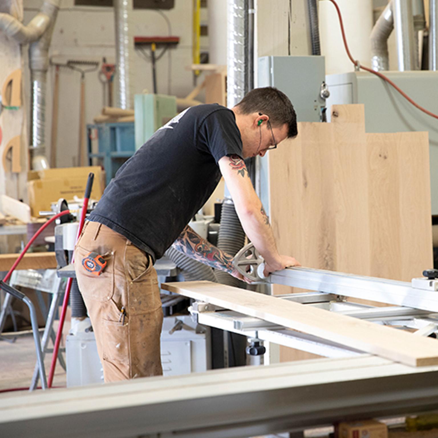 Table d'atelier industrielle personnalisée avec plateau en bois massif et base en acier, petite en vente 5