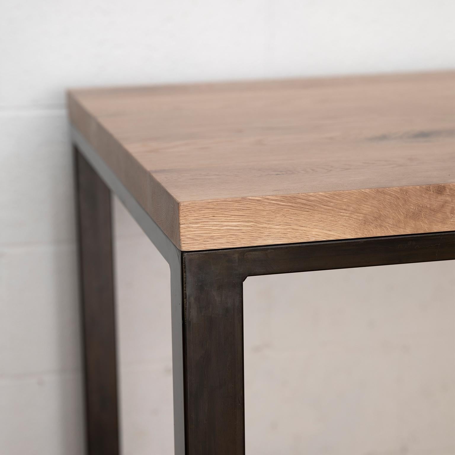 Anodisé Table d'atelier industrielle personnalisée avec plateau en bois massif et base en acier, petite en vente