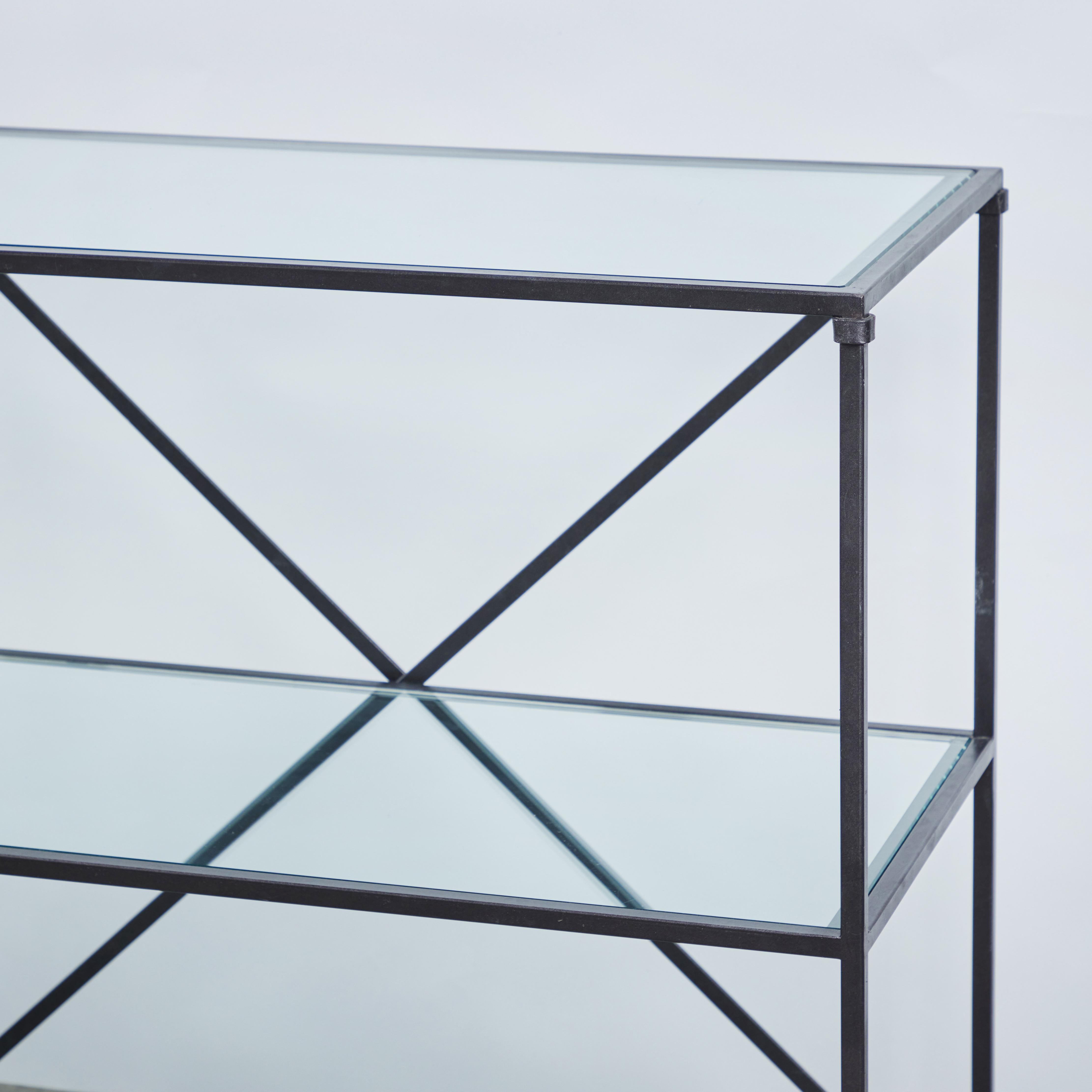 Individuelles 3-stöckiges Regal aus Eisen und Glas mit Standfunktion im Zustand „Neu“ im Angebot in Pasadena, CA