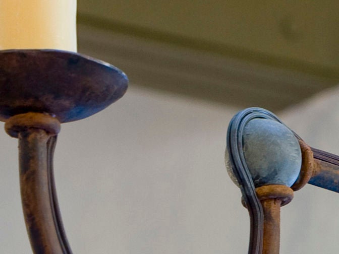 Il nostro esclusivo lampadario Marion personalizzato, realizzato da un fabbro, è perfetto per una piccola isola della cucina o un bar. Il corpo in ferro presenta sfere decorative in zinco sul palo centrale e sui bracci. Cablata di recente con tutti