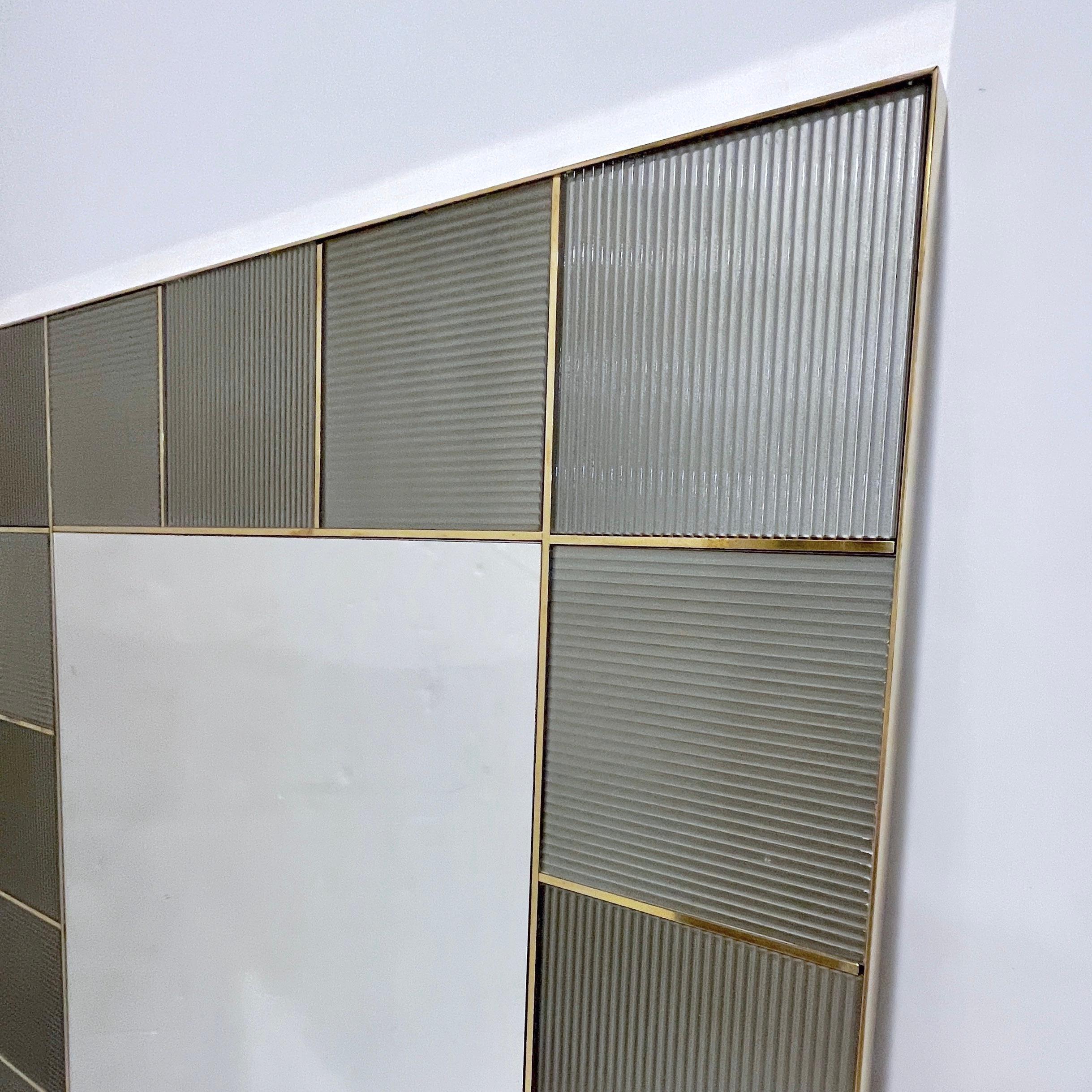 Benutzerdefinierte Italienisch Art Deco Silber Grau Murano Glas Geometrische Kachel Messing Spiegel im Angebot 3