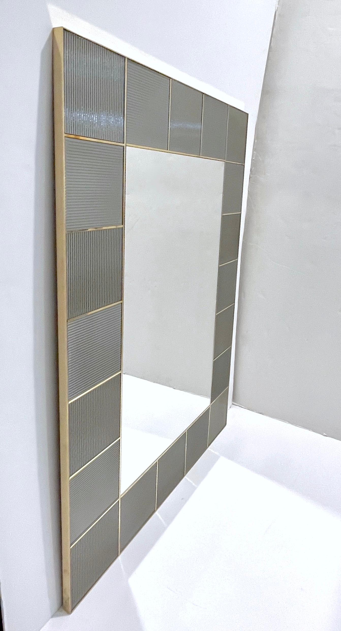 Miroir en laiton, tuiles géométriques, gris argenté, en verre de Murano, fait sur mesure par un artiste italien. en vente 4