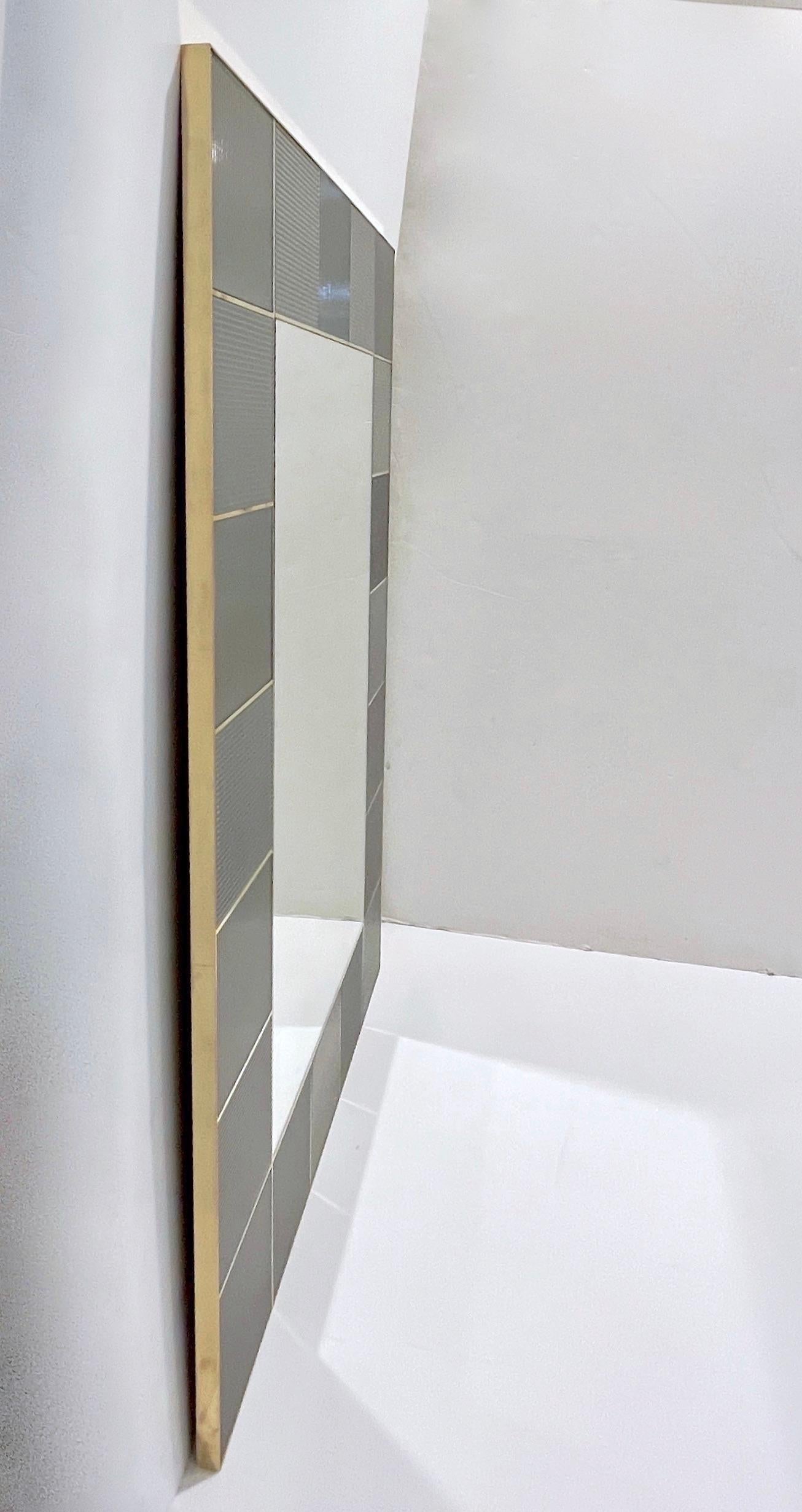 Benutzerdefinierte Italienisch Art Deco Silber Grau Murano Glas Geometrische Kachel Messing Spiegel im Angebot 1